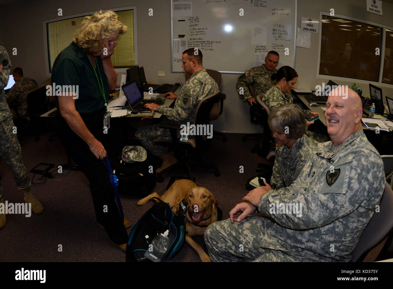 Stati Uniti I soldati dell esercito sono visitati dalla speranza Animal-Assistance crisi del team di risposta alle sollecitazioni cani al centro operativo comune, S.C. Gestione delle emergenze Divsion in Columbia, S.C., durante una statewide Flood response, 11 ott. 2015. I volontari hanno portato i loro cani per dare membro i soccorritori hanno la possibilità di rilassarsi per un paio di minuti come hanno lavorato sul rilievo di disastro progetti in tutto lo stato. La Carolina del Sud la Guardia Nazionale è stata attivata per il supporto di stato e contea di gestione di emergenza e le agenzie locali di prima emergenza come storico impatti di allagamento contee statewide. Ci sono 2,541 Nazione Foto Stock