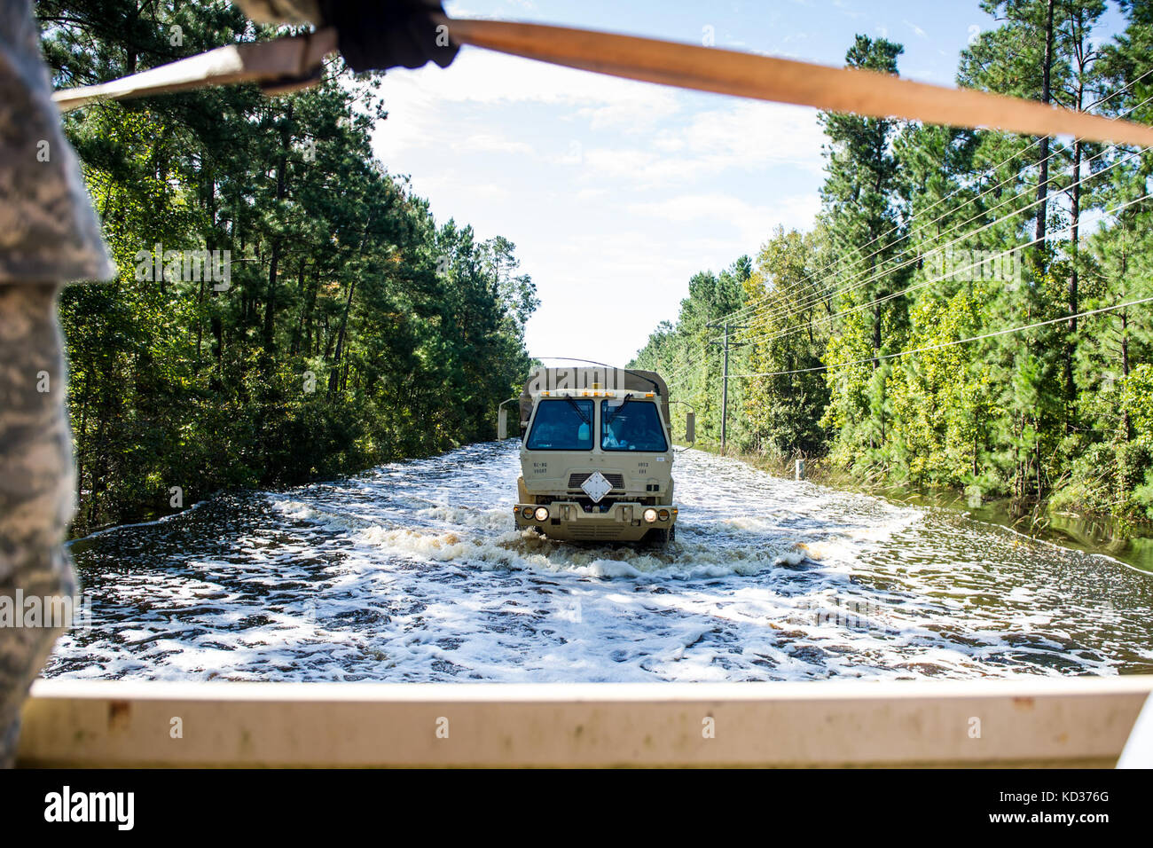 Stati Uniti Soldati con la 1053rd Transportation Company, Carolina del Sud Esercito Nazionale Guardia, aiutano a trasportare i residenti di Brown's Ferry, Georgetown, S.C. dalle loro case inondate fino al vicino rifugio, 11 ott. 2015. La Carolina del Sud la Guardia Nazionale è stata attivata per il supporto di stato e contea di gestione di emergenza e le agenzie locali di prima emergenza come storico impatti di allagamento contee statewide. Attualmente più di tremila Carolina del Sud la guardia nazionale i membri sono stati attivati in risposta alle inondazioni. (U.S. Air National Guard foto di Tech. Sgt. Jorge Intriago/rilasciato) Foto Stock