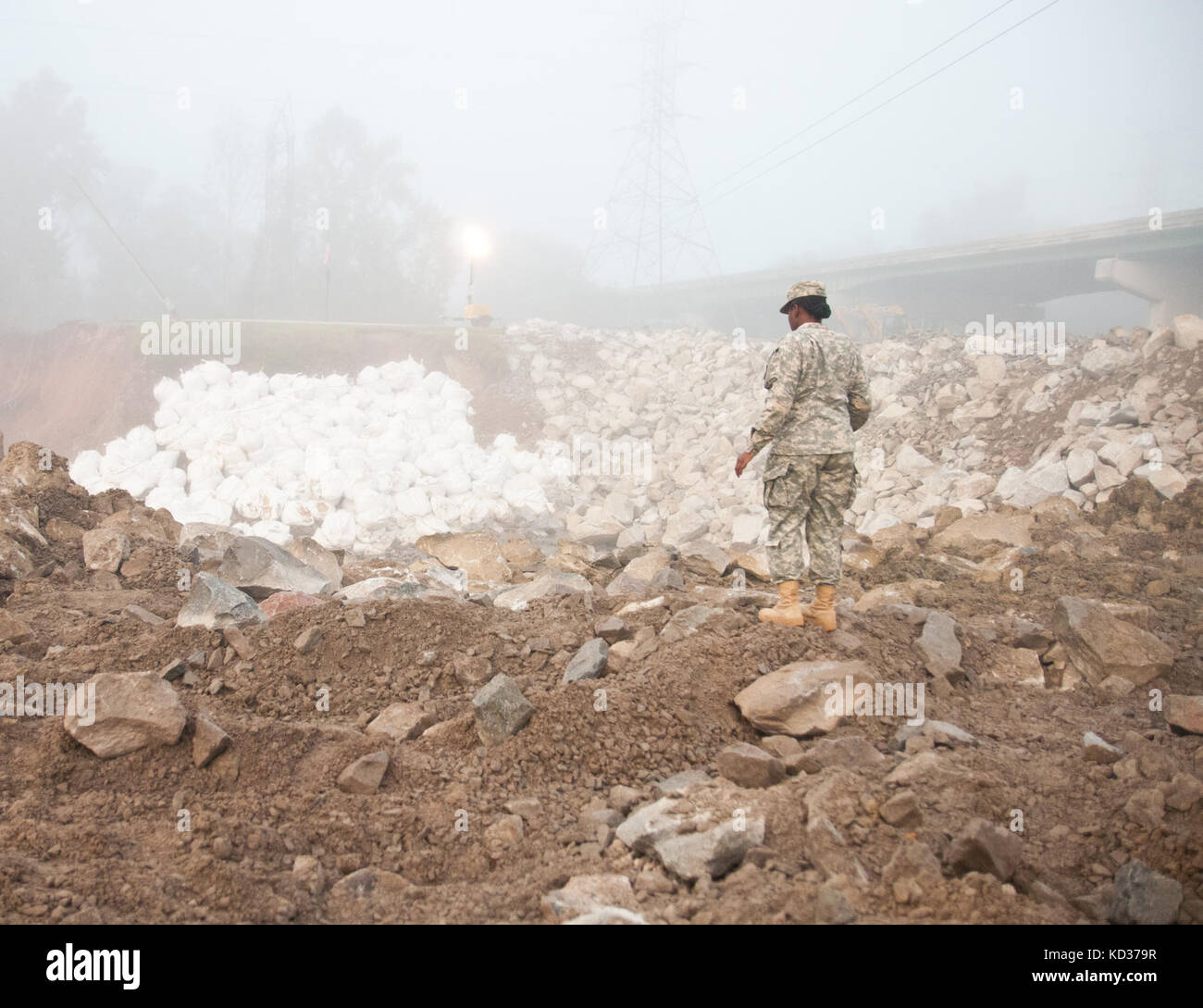 A North Carolina soldato della protezione nazionale, assegnato all'ingegnere 505th battaglione, guarda al finito diga temporaneo creato dagli ingegneri e altri omologhi civili, dopo le gravi inondazioni danneggiato un canale in Columbia, s.c., oct. 14, 2015, la ncng è stata pronta a sostenere la Carolina del sud di emergenza Divisione gestione e altri lo stato federale e le agenzie partner come Carolina del Sud recupera dagli effetti della pioggia estesa rovina, causando gravi inondazioni in tutto lo stato. (L'esercito degli Stati Uniti Guardia nazionale foto di Sgt. brian godette, 382 affari pubblici distacco/rilasciato) Foto Stock
