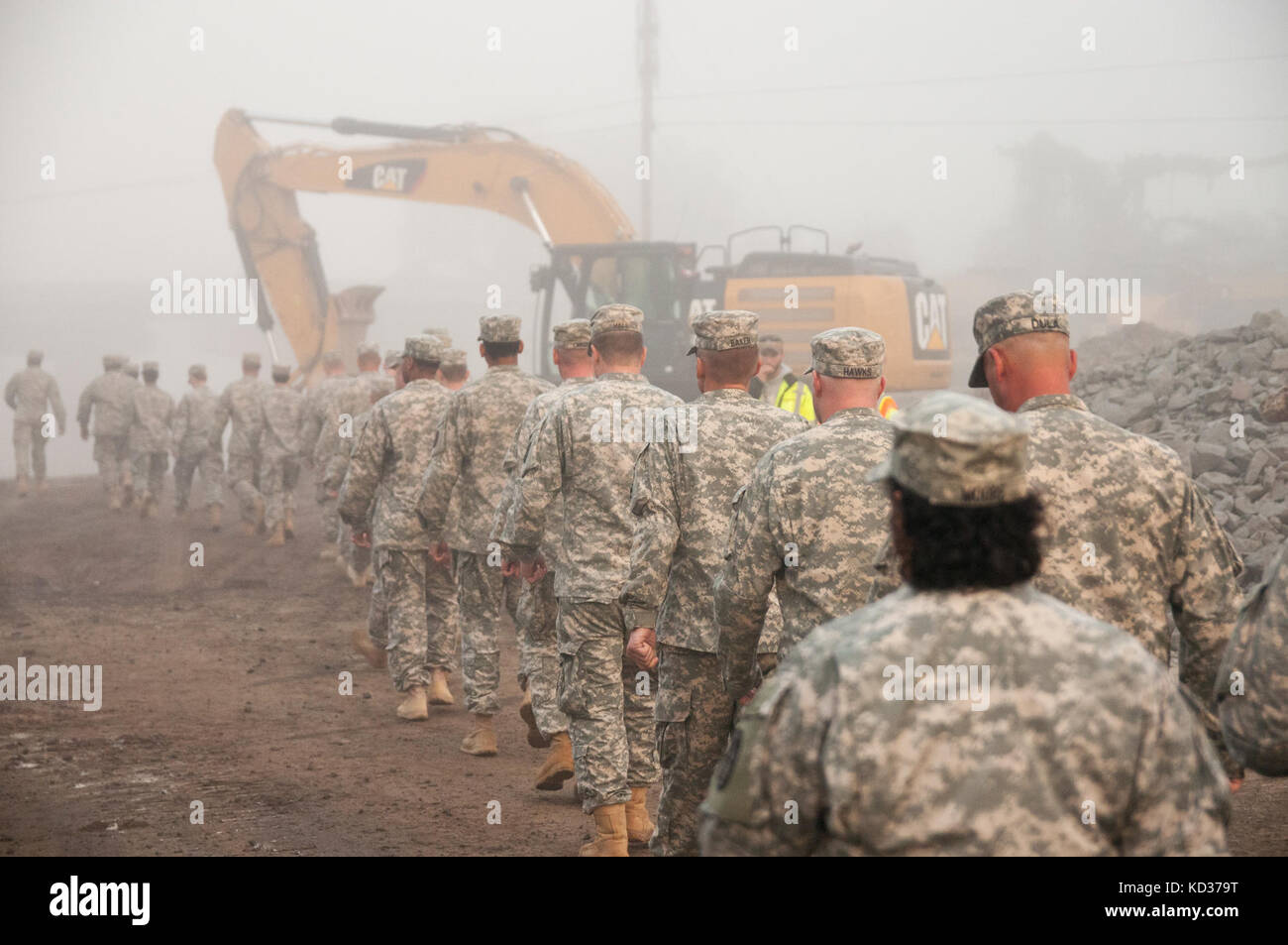 North Carolina national guard soldati, assegnato all'ingegnere 505th battaglione, prendere un tour del luogo di lavoro in cui essi sono stati la costruzione di una diga provvisoria dopo le gravi inondazioni danneggiato un canale in Columbia, s.c., oct. 14, 2015, la ncng è stata pronta a sostenere la Carolina del sud di emergenza Divisione gestione e altri lo stato federale e le agenzie partner come Carolina del Sud recupera dagli effetti della pioggia estesa rovina, causando gravi inondazioni in tutto lo stato. (L'esercito degli Stati Uniti Guardia nazionale foto di Sgt. brian godette, 382 affari pubblici distacco/rilasciato) Foto Stock