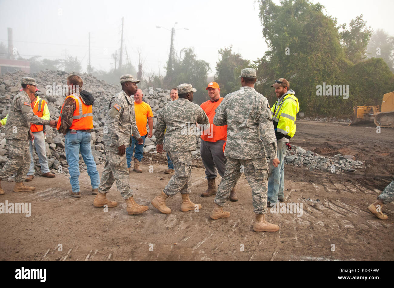 North Carolina natioanl soldati di guardia, assegnato all'ingegnere 505th battaglione, ringraziare i loro omologhi civili come escono dal posto di lavoro in cui il gruppo hanno lavorato insieme per costruire una diga provvisoria dopo extreme inondazioni hanno provocato danni a un canale in Columbia, s.c., oct. 14, 2015, la ncng è stata pronta a sostenere la Carolina del sud di emergenza Divisione gestione e altri lo stato federale e le agenzie partner come Carolina del Sud recupera dagli effetti della pioggia estesa rovina, causando gravi inondazioni in tutto lo stato. (L'esercito degli Stati Uniti Guardia nazionale foto di Sgt. brian godette, 38 Foto Stock