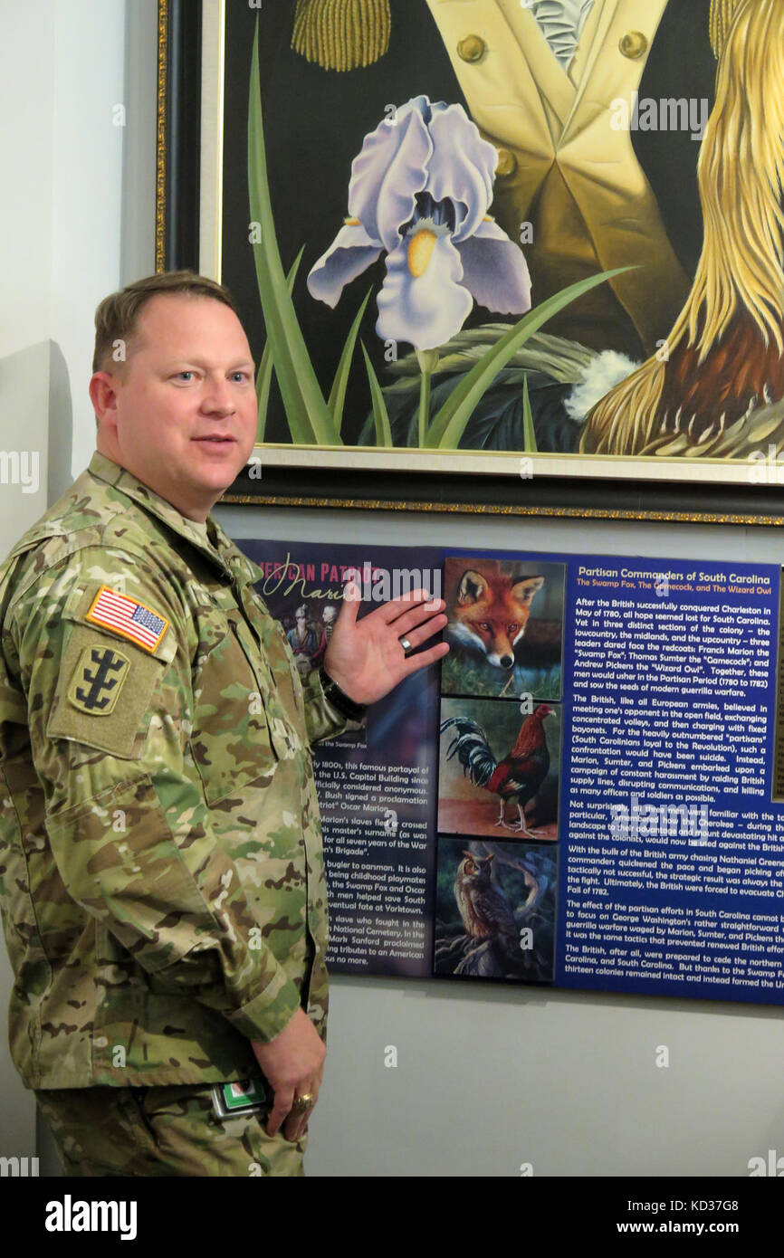 Esercito degli Stati Uniti in lt. col. Victor marrone con la Carolina del Sud esercito nazionale guardia, spiega la storia del gen. Francis Marion (la palude fox) ai membri dell esercito colombiano durante un tour della Carolina del Sud la guardia nazionale del museo militare in Columbia, s.c. durante un argomento oggetto di scambio di esperti svoltasi nov. 15-21, 2015. mentre in Carolina del Sud, i cinque funzionari colombiani hanno visitato diversi siti e si è incontrato con loro guardia nazionale omologhi di vedere in prima persona le zone colpite dalle inondazioni, e come la guardia ha risposto lavorando al fianco di civili di operatori di primo soccorso e con lo stato di emergenza locale managemen Foto Stock