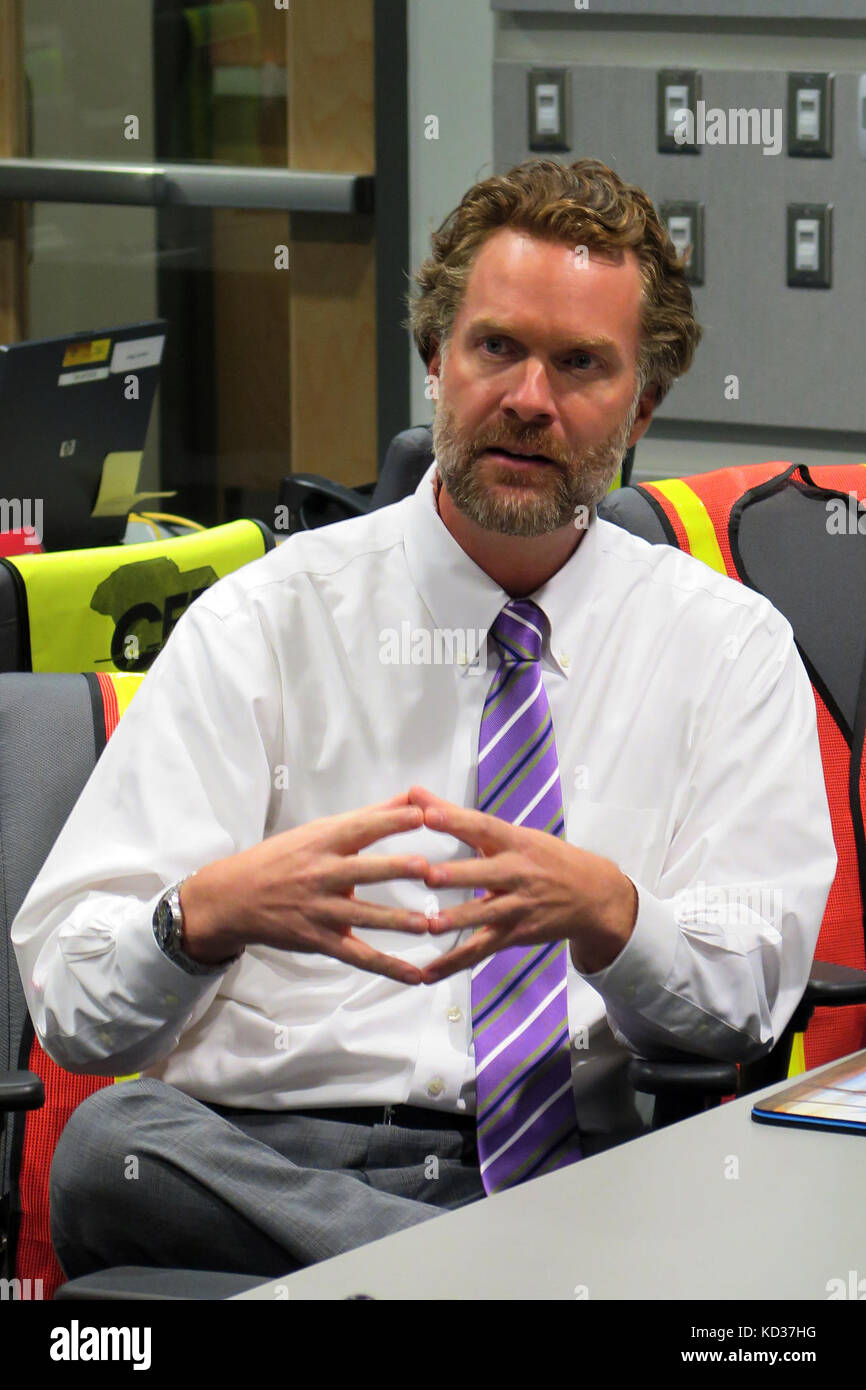 Jason patno, direttore del charleston county emergency management office, parla ai membri dell'esercito colombiano durante un tour del charleston county emergency operations center, nov. 18, 2015, la Carolina del Sud la guardia nazionale ha tenuto un esperto in materia di scambio con la sua nazione partner nov. 15-21, 2015. mentre in Carolina del Sud, i cinque funzionari colombiani hanno visitato diversi siti e si è incontrato con loro guardia nazionale omologhi di vedere in prima persona le zone colpite dalle inondazioni, e come la guardia ha risposto lavorando al fianco di civili di primi responder e statali e locali di gestione di emergenza. ( Foto Stock