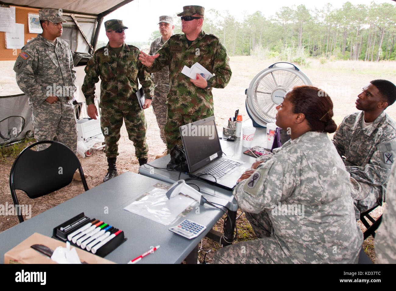 I membri dell'esercito colombiano tour la varnville, s.c. national guard armory durante la Sentinella Ardente, 20 maggio 2013. La visita ha informato i colombiani su come la s.c. guardia nazionale costruisce relazioni di comando, il processo di pianificazione e inter agency coordinamento durante una risposta di emergenza. La s.c. guardia nazionale e la Repubblica della Colombia hanno un rapporto bilaterale nello stato programma di partnership. Foto Stock