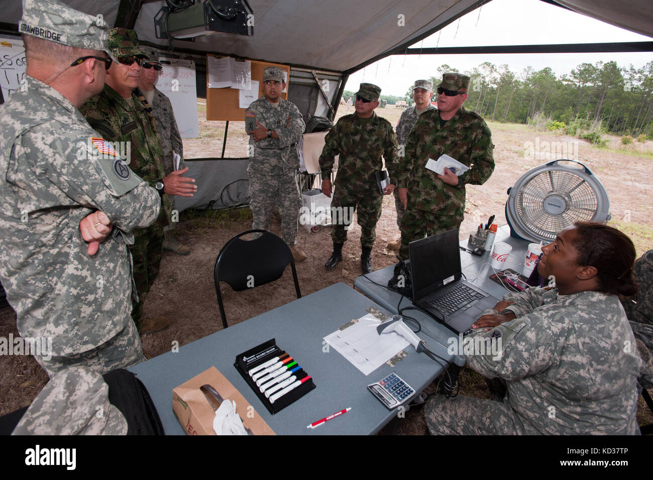 I membri dell'esercito colombiano tour la varnville, s.c. national guard armory durante la Sentinella Ardente, 20 maggio 2013. La visita ha informato i colombiani su come la s.c. guardia nazionale costruisce relazioni di comando, il processo di pianificazione e inter agency coordinamento durante una risposta di emergenza. La s.c. guardia nazionale e la Repubblica della Colombia hanno un rapporto bilaterale nello stato programma di partnership. Foto Stock