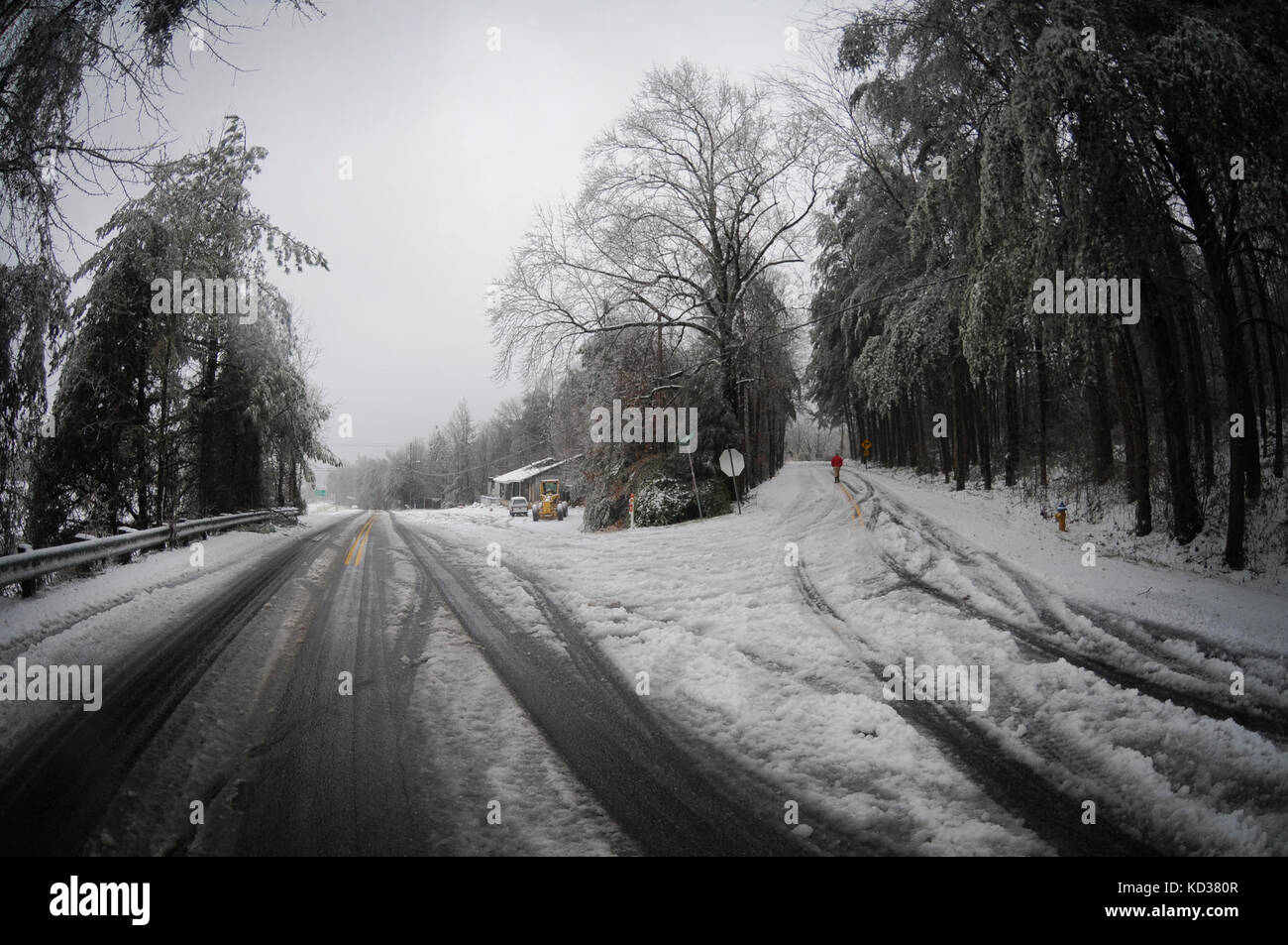 Il vento, ghiaccio e neve influenzano il traffico e negare l'accesso a molte strade secondarie e strade private durante una tempesta di neve in upstate di Carolina del Sud, jan. 22, 2016 greenville e Travelers Rest, Carolina del Sud. Gli effetti della tempesta ha causato notevoli danni alle numerose linee di alimentazione attraverso l'upstate. (L'esercito degli Stati Uniti Guardia nazionale foto di staff sgt. roby di giovine/ rilasciato) Foto Stock