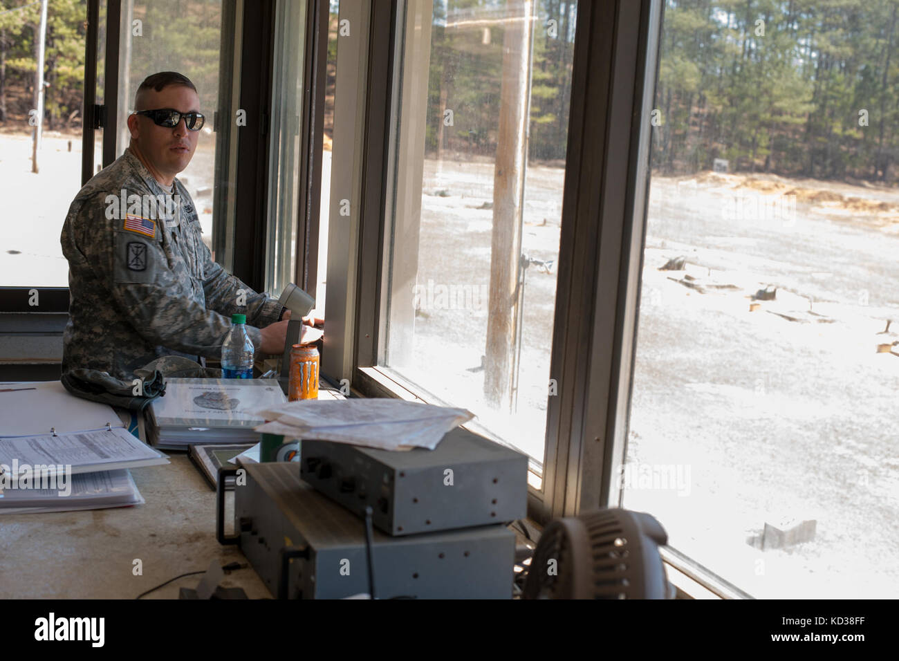 Us army staff sgt. matthew owens un osservatore in avanti assegnato all'HHC, 4-118th bracci combinato battaglione, 218th manovra brigata enhancement, Carolina del Sud esercito nazionale guardia, controlli di sicurezza di gamma dalla scatola di osservazione durante il live al fuoco a una gamma zero sulla Fort Jackson, s.c. feb. 27, 2016. L'azzeramento consente di armi il soldato regolare le loro armi attrazioni prima di dirigervi alla gamma di qualificazione. (U.s. Air National Guard foto di tech. sgt. jorge intriago) Foto Stock