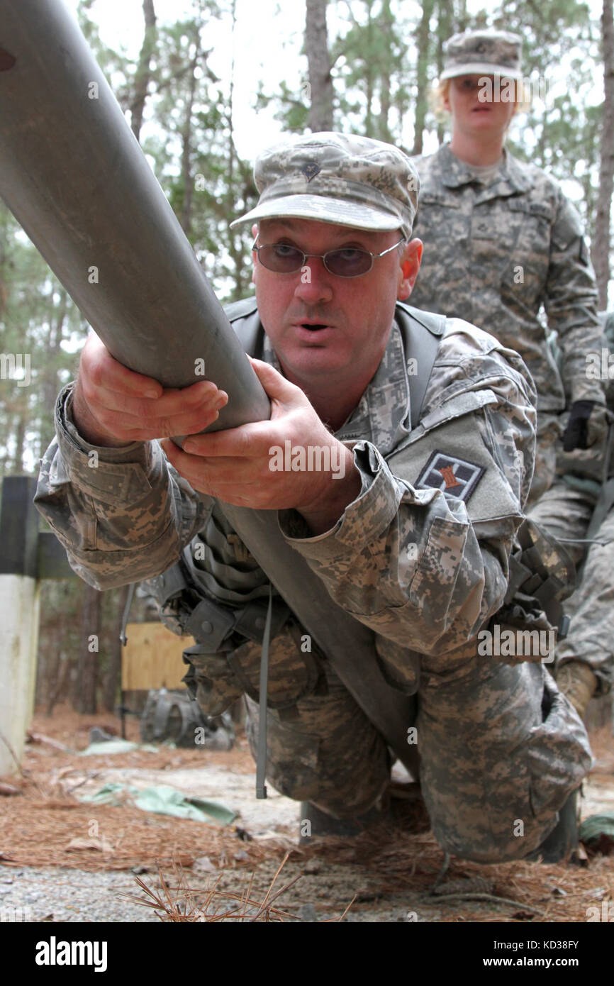 Esercito degli Stati Uniti in spc. Robert Edwards, esercito degli Stati Uniti in riserva, 357ingegnere società fuori di Asheville, North Carolina, utilizza un tubo per attraversare da un punto ad un altro durante il completamento di una sezione della leadership corso di reazione, 5 marzo 2016 a La Carolina del Sud la guardia nazionale, mccrady training center in eastover, Carolina del Sud. junior soldati arruolati nell'ingegnere azienda andò sebbene il corso come parte della loro formazione sul campo di esercizio. Il corso offre una varietà di attività che devono essere completate dalle squadre, in un periodo di tempo specificato, superando ogni stazione di ostacoli. i soldati possono avere per spostare Foto Stock