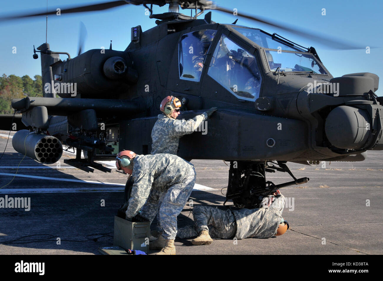 La Guardia Nazionale del South Carolina, insieme alle unità della Guardia Nazionale del Nord Carolina e della Georgia, ha condotto Carolina Thunder 14, un esercizio di addestramento congiunto durante il fine settimana del trivello, 15 novembre 2014. Più di 30 aeromobili hanno partecipato al decollo di massa dalla McEntire Joint National Guard base, Eastover, S.C. unità hanno condotto operazioni aeree e terrestri presso il sito del fiume Savannah ad Aiken, S.C. la Guardia nazionale aerea della S.C. la F-16 Fighting Falcons della 169th Fighter Wing è entrata a far parte della AH-64D Aaches, CH-47 Chinooks, UH-60 Black Hawks e più di 100 soldati di fanteria della Guardia Nazionale dell'Esercito della S.C. per allenarsi con gli Apach Foto Stock