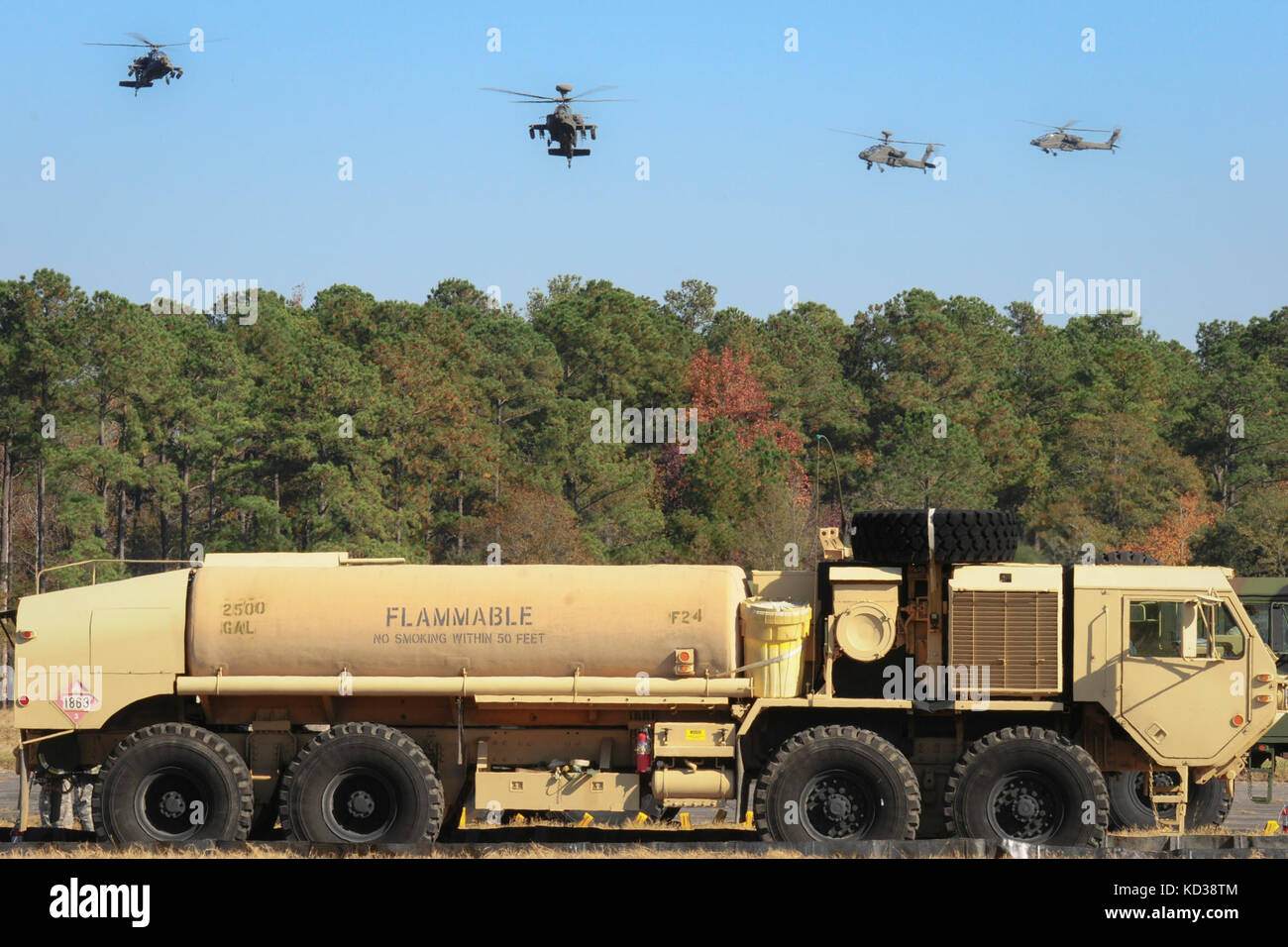 La Guardia Nazionale del South Carolina, insieme alle unità della Guardia Nazionale del Nord Carolina e della Georgia, ha condotto Carolina Thunder 14, un esercizio di addestramento congiunto durante il fine settimana del trivello, 15 novembre 2014. Più di 30 aeromobili hanno partecipato al decollo di massa dalla McEntire Joint National Guard base, Eastover, S.C. unità hanno condotto operazioni aeree e terrestri presso il sito del fiume Savannah ad Aiken, S.C. la Guardia nazionale aerea della S.C. la F-16 Fighting Falcons della 169th Fighter Wing è entrata a AH-64D Apaches, CH-47 Chinooks, UH-60 Black Hawks e più di 100 soldati di fanteria della Guardia Nazionale dell'Esercito della S.C. per allenarsi con gli Apach Foto Stock