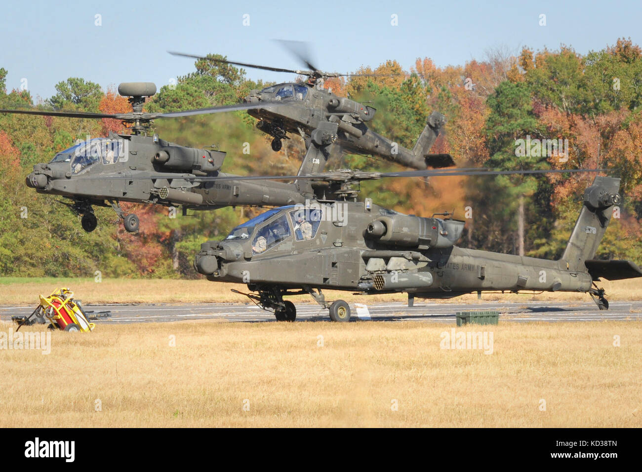 La Guardia Nazionale del South Carolina, insieme alle unità della Guardia Nazionale del Nord Carolina e della Georgia, ha condotto Carolina Thunder 14, un esercizio di addestramento congiunto durante il fine settimana del trivello, 15 novembre 2014. Più di 30 aeromobili hanno partecipato al decollo di massa dalla McEntire Joint National Guard base, Eastover, S.C. unità hanno condotto operazioni aeree e terrestri presso il sito del fiume Savannah ad Aiken, S.C. la Guardia nazionale aerea della S.C. la F-16 Fighting Falcons della 169th Fighter Wing è entrata a far parte della AH-64D Aaches, CH-47 Chinooks, UH-60 Black Hawks e più di 100 soldati di fanteria della Guardia Nazionale dell'Esercito della S.C. per allenarsi con gli Apach Foto Stock