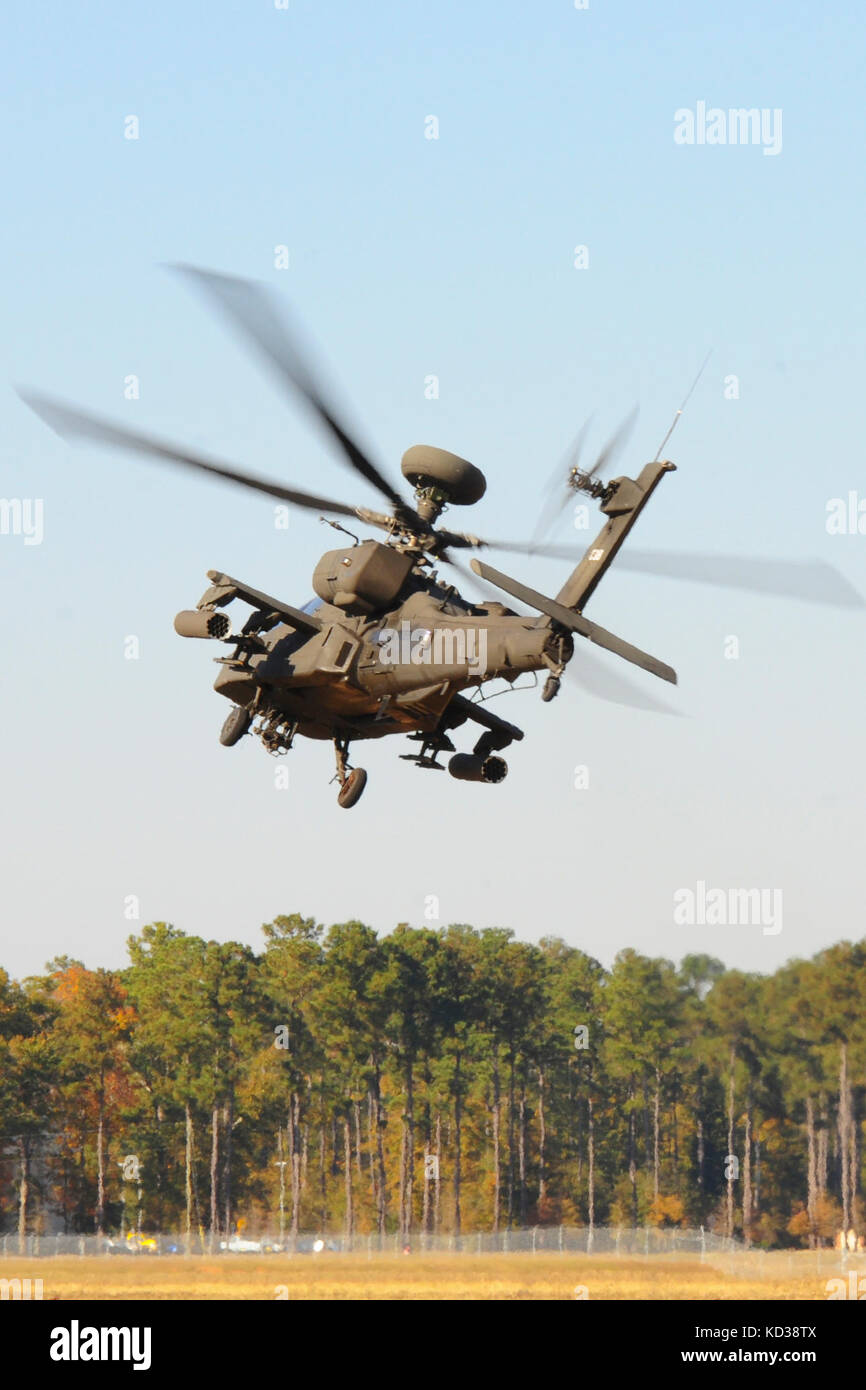 La Guardia Nazionale del South Carolina, insieme alle unità della Guardia Nazionale del Nord Carolina e della Georgia, ha condotto Carolina Thunder 14, un esercizio di addestramento congiunto durante il fine settimana del trivello, 15 novembre 2014. Più di 30 aeromobili hanno partecipato al decollo di massa dalla McEntire Joint National Guard base, Eastover, S.C. unità hanno condotto operazioni aeree e terrestri presso il sito del fiume Savannah ad Aiken, S.C. la Guardia nazionale aerea della S.C. la F-16 Fighting Falcons della 169th Fighter Wing è entrata a far parte della AH-64D Aaches, CH-47 Chinooks, UH-60 Black Hawks e più di 100 soldati di fanteria della Guardia Nazionale dell'Esercito della S.C. per allenarsi con gli Apach Foto Stock