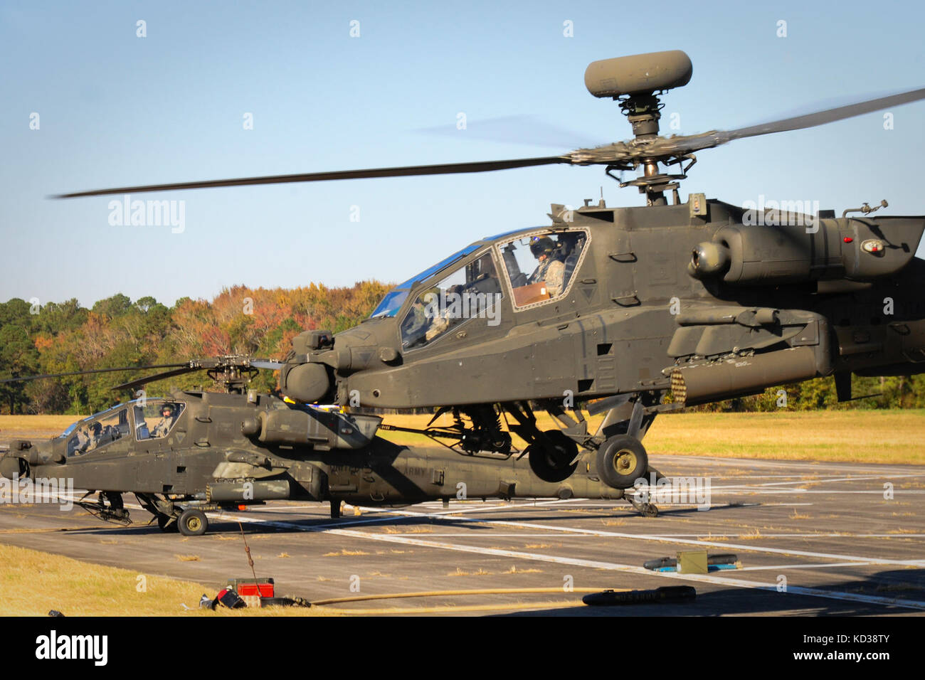 La Guardia Nazionale del South Carolina, insieme alle unità della Guardia Nazionale del Nord Carolina e della Georgia, ha condotto Carolina Thunder 14, un esercizio di addestramento congiunto, durante il fine settimana della perforazione, 15 novembre 2014. Più di 30 aeromobili hanno partecipato al decollo di massa dalla McEntire Joint National Guard base, Eastover, S.C. unità hanno condotto operazioni aeree e terrestri presso il sito del fiume Savannah ad Aiken, S.C. la Guardia nazionale aerea della S.C. la F-16 Fighting Falcons della 169th Fighter Wing è entrata a AH-64D Apaches, CH-47 Chinooks, UH-60 Black Hawks e più di 100 soldati di fanteria della Guardia Nazionale dell'Esercito della S.C. per allenarsi con gli Apach Foto Stock