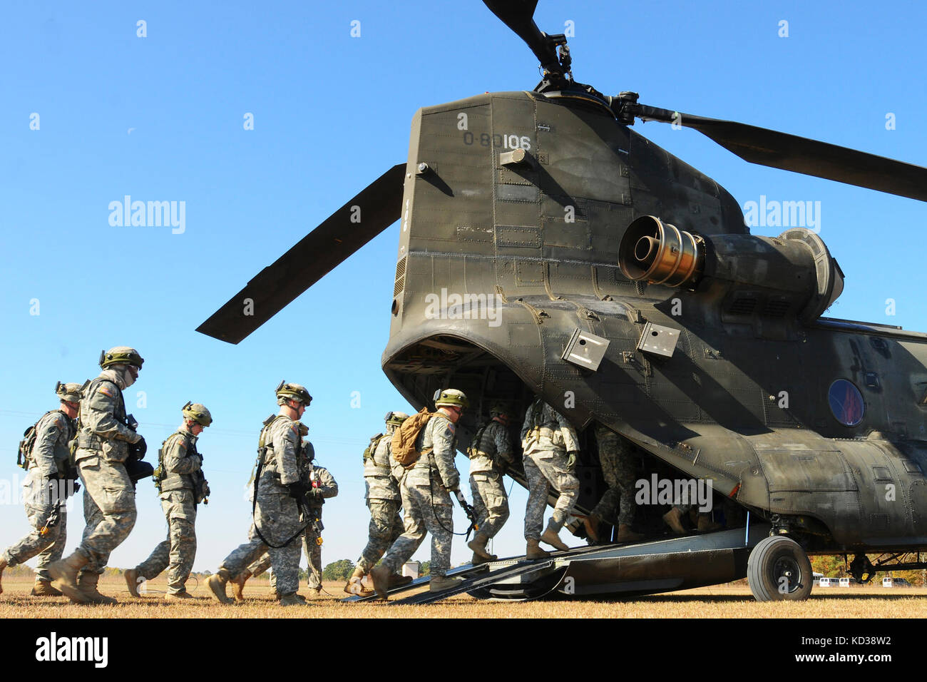 La Guardia Nazionale del South Carolina, insieme alle unità della Guardia Nazionale del Nord Carolina e della Georgia, ha condotto "Carolina Thunder 14", un weekend di perforazione, esercizio di addestramento congiunto il 15 novembre 2014. Più di 30 aeromobili hanno partecipato al decollo di massa dalla McEntire Joint National Guard base, Eastover, S.C. unità hanno condotto operazioni aeree e terrestri presso il sito del fiume Savannah ad Allendale, S.C. la Guardia nazionale aerea della S.C. la F-16 Fighting Falcons della 169th Fighter Wing è entrata a far parte della AH-64D Aaches, CH-47 Chinooks, UH-60 Black Hawks e più di 100 soldati di fanteria della Guardia Nazionale dell'Esercito della S.C. per allenarsi con gli Apach Foto Stock