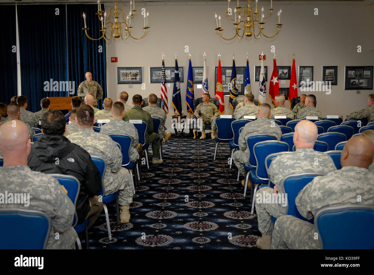 I soldati del sud carolina esercito nazionale della guardia secondo battaglione, 263la difesa aerea artiglieria e 263aria dell'esercito e la difesa missilistica il comando di partecipare in una battaglia cerimonia di passaggio per la regione della capitale nazionale aria integrato sistema di difesa basati a terra aria missione di difesa, aprile 28, 2014 in corrispondenza della giunzione base-anacostia bolling (jbab). L'autorità per proteggere i cieli che circondano il capoluogo della regione è stata passata dal 1° Battaglione, 188th aria difesa artiglieria, North Dakota esercito guardia nazionale durante la cerimonia. (Foto di Sgt. brian calhoun/rilasciato) Foto Stock