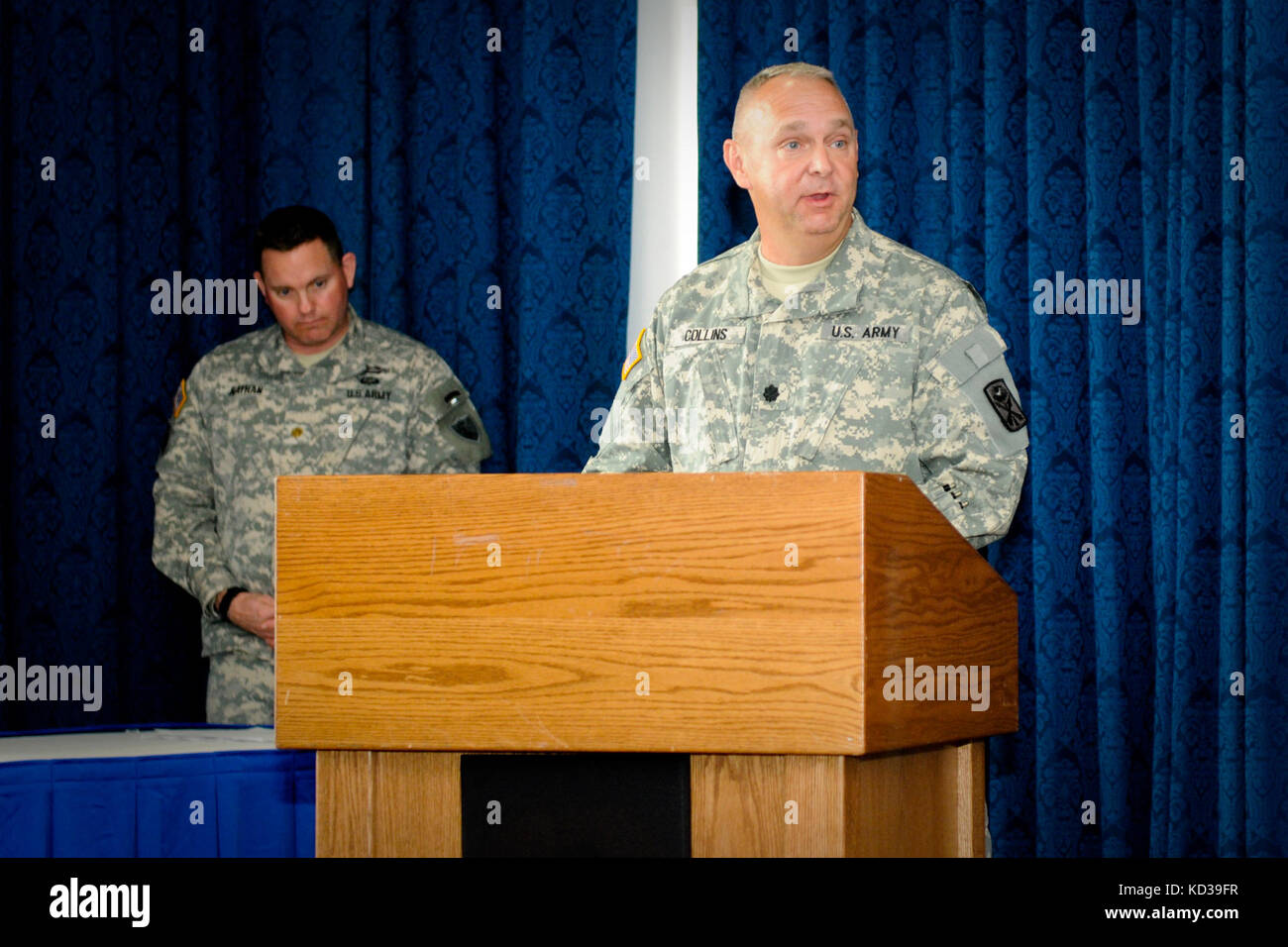 Esercito degli Stati Uniti in lt. col marion r. Collins, commander, Carolina del Sud esercito nazionale della guardia secondo battaglione, 263air defense artillery (ADA), partecipa alla battaglia di cerimonia di consegna per la regione della capitale nazionale aria integrato sistema di difesa basati a terra aria missione di difesa, aprile 28, 2014 in corrispondenza della giunzione base-anacostia bolling (jbab). L'autorità per proteggere i cieli che circondano il capoluogo della regione è stata passata dal 1° Battaglione, 188th aria difesa artiglieria, North Dakota esercito guardia nazionale durante la cerimonia. (Foto di Sgt. brian calhoun/rilasciato) Foto Stock
