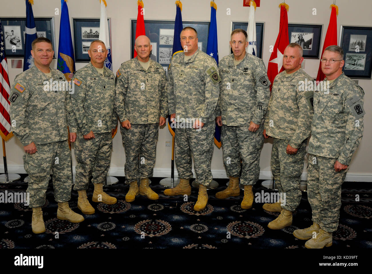 Da sinistra col. frank rice, task force commander tiger, lt. col. Marion Collins, commander, 2-263 air defense artillery (ADA), Maj. gen. glenn bramhall, commander, 263aria dell'esercito e la difesa missilistica comando (aamdc), Briga. gen. van mccarthy, Vice aiutante generale della Carolina del Sud, s.c. membro il comando sgt. maj. Robert brickley, comando sgt. maj. russell vickery, comando sergente maggiore 2-263 air defense artillery (ADA), il comando sgt. maj. James hooten, e task force comando tiger sgt. importante partecipare in una battaglia cerimonia di passaggio per la regione della capitale nazionale aria integrato sistema di difesa gr Foto Stock