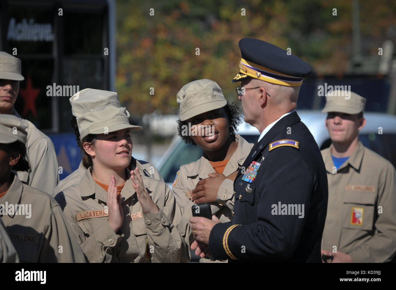 I veterani di tutte le filiali dell'esercito degli Stati Uniti, i cadetti con il corpo di addestramento degli ufficiali della Junior Reserve e la sfida giovanile del South Carolina, e diverse associazioni militari e veterani del South Carolina partecipano alla 37a parata annuale della Giornata dei Veterani nel centro di Columbia, South Carolina, 11 novembre 2015. La parata della Columbia è una delle più grandi del sud-est, con migliaia di cittadini che onorano i loro veterani, lungo le strade della Columbia. (STATI UNITI Guardia Nazionale dell'esercito foto di staff Sgt. Roby di Giovine/rilasciato) Foto Stock