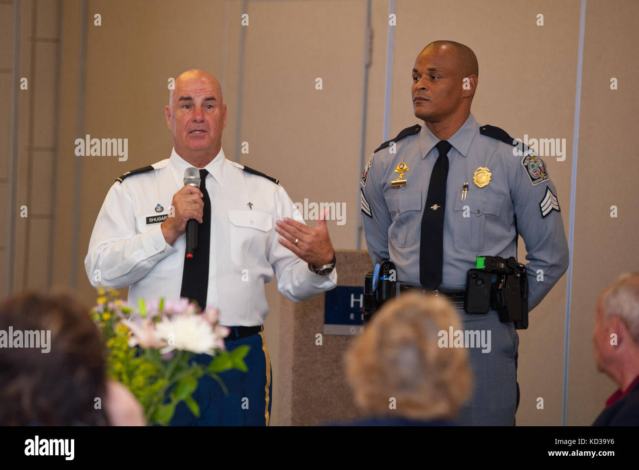 Cappellano dell'esercito degli Stati Uniti (col.) Steve Shugart, S.C. National Guard, parla ai coniugi dei leader senior della National Guard a Greenville, S.C., 19 giugno 2013 del programma "Beyond the Yellow Ribbon", in cui i guardiani che tornano a casa dal combattimento traggono vantaggio dalla condivisione delle loro storie con altri che hanno avuto esperienze di implementazione simili. (STATI UNITI Air National Guard Foto di staff Sgt. Jorge Intriago/rilasciato) Foto Stock