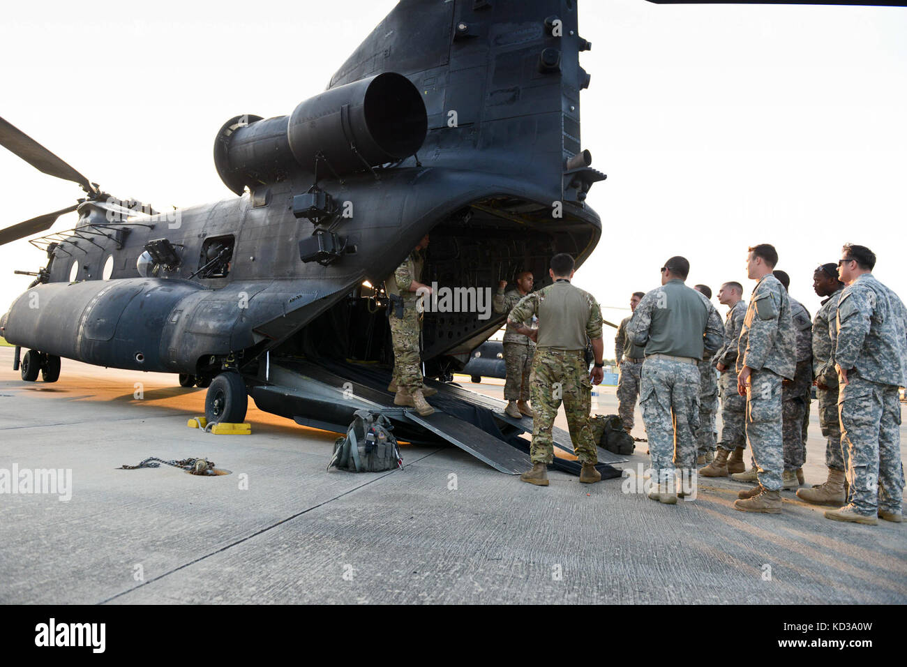 Negli Stati Uniti i soldati dell esercito assegnato all'4-118esimo battaglione di fanteria, 218th manovra brigata di miglioramento sono fornite in un tour di un MH-47 Chinook per familiarizzare con l'aeromobile a mcentire comune di Guardia nazionale base, s.c., 20 maggio 2014. Elementi della Carolina del Sud esercito e Air National Guard, US Army e US Air Force special operations e Columbia il dipartimento di polizia s.w.a.t., condotta urban assault formazione, che ha permesso di forze per le operazioni speciali e la guardia nazionale di asset a lavorare al fianco di ogni altro mentre la formazione in un ambiente urbano. (U.s. Air National Guard foto di tech. sgt. jorge int Foto Stock