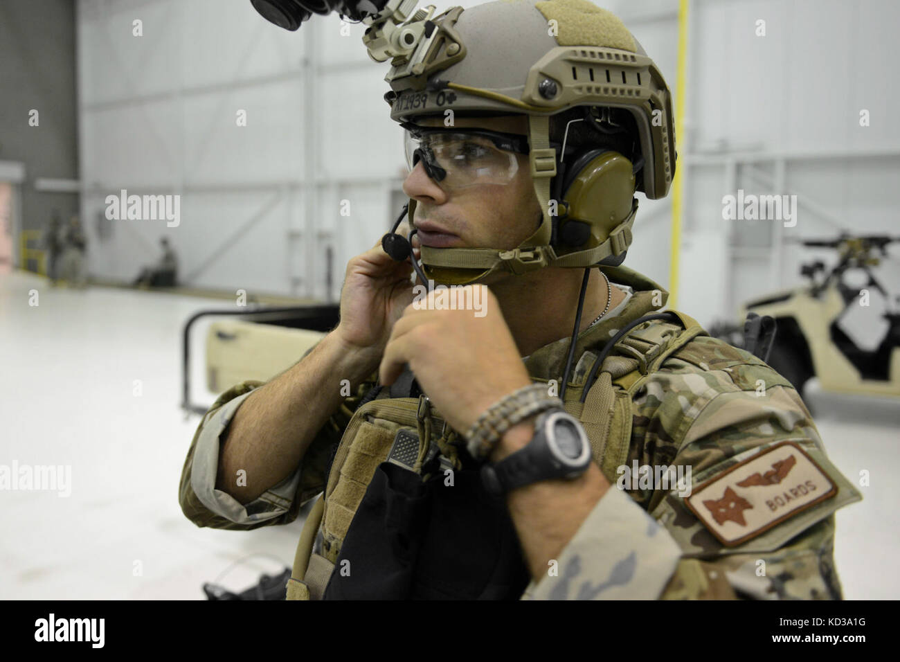 Us Air force maj. stephen kaminski, sinistra, assegnato al 169Fighter Wing, ottiene la sua apparecchiatura pronta a mcentire comune di Guardia nazionale base, s.c., prima di un assalto urbano, 19 maggio 2014. Elementi della Carolina del Sud esercito e Air National Guard, US Army e US Air Force special operations e Columbia il dipartimento di polizia s.w.a.t., condotta urban assault formazione, che ha permesso di forze per le operazioni speciali e la guardia nazionale di asset a lavorare al fianco di ogni altro mentre la formazione in un ambiente urbano. (U.s. Air National Guard foto di tech. sgt. jorge intriago/rilasciato) Foto Stock