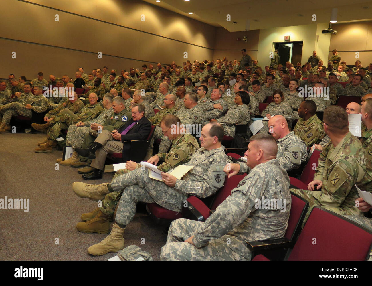 I partecipanti sono seduti per preparare briefing durante il 2015 s.c. guardia nazionale appello dei capi detenuti presso il soldato dell istituto di supporto sulla Fort Jackson, Columbia, s.c., dec. 12, 2015. Il raduno annuale fornisce un forum per i capi di Stato e di governo di brigata a livello di società dell'organizzazione di ricevere gli aggiornamenti da personale chiave sul piano strategico e proiezioni per missioni, nonché discutere la formazione e la prontezza di s.c. guardia nazionale. (L'esercito degli Stati Uniti Guardia nazionale foto di lt. col. cindi re/ rilasciato) Foto Stock