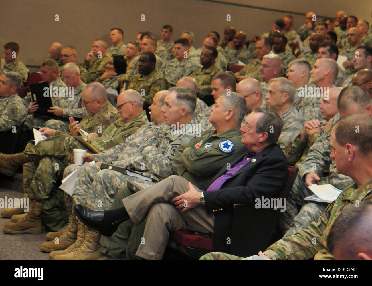 I partecipanti sono seduto ad ascoltare le presentazioni durante il 2015 s.c. guardia nazionale appello dei capi detenuti presso il soldato dell istituto di supporto sulla Fort Jackson, Columbia, s.c., dec. 12, 2015. Il raduno annuale fornisce un forum per i capi di Stato e di governo di brigata a livello di società dell'organizzazione di ricevere gli aggiornamenti da personale chiave sul piano strategico e proiezioni per missioni, nonché discutere la formazione e la prontezza di s.c. guardia nazionale. (L'esercito degli Stati Uniti Guardia nazionale foto di lt. col. cindi re/ rilasciato) Foto Stock