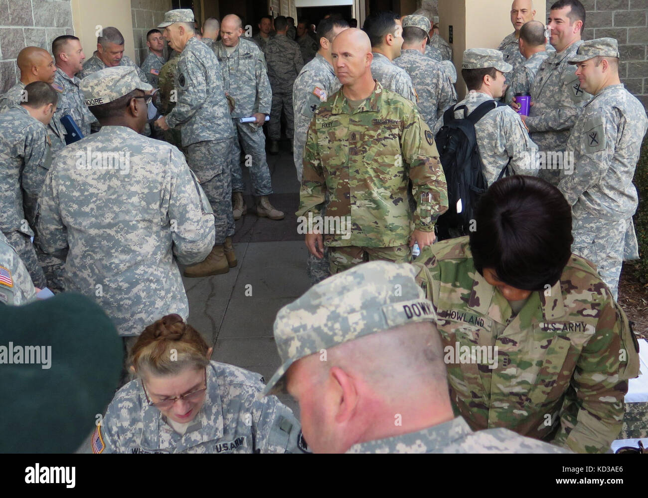 I partecipanti sign-in prima di entrare nel 2015 s.c. guardia nazionale appello dei capi detenuti presso il soldato dell istituto di supporto sulla Fort Jackson, Columbia, s.c., dec. 12, 2015. Il raduno annuale fornisce un forum per i capi di Stato e di governo di brigata a livello di società dell'organizzazione di ricevere gli aggiornamenti da personale chiave sul piano strategico e proiezioni per missioni, nonché discutere la formazione e la prontezza di s.c. guardia nazionale. (L'esercito degli Stati Uniti Guardia nazionale foto di lt. col. cindi re/ rilasciato) Foto Stock