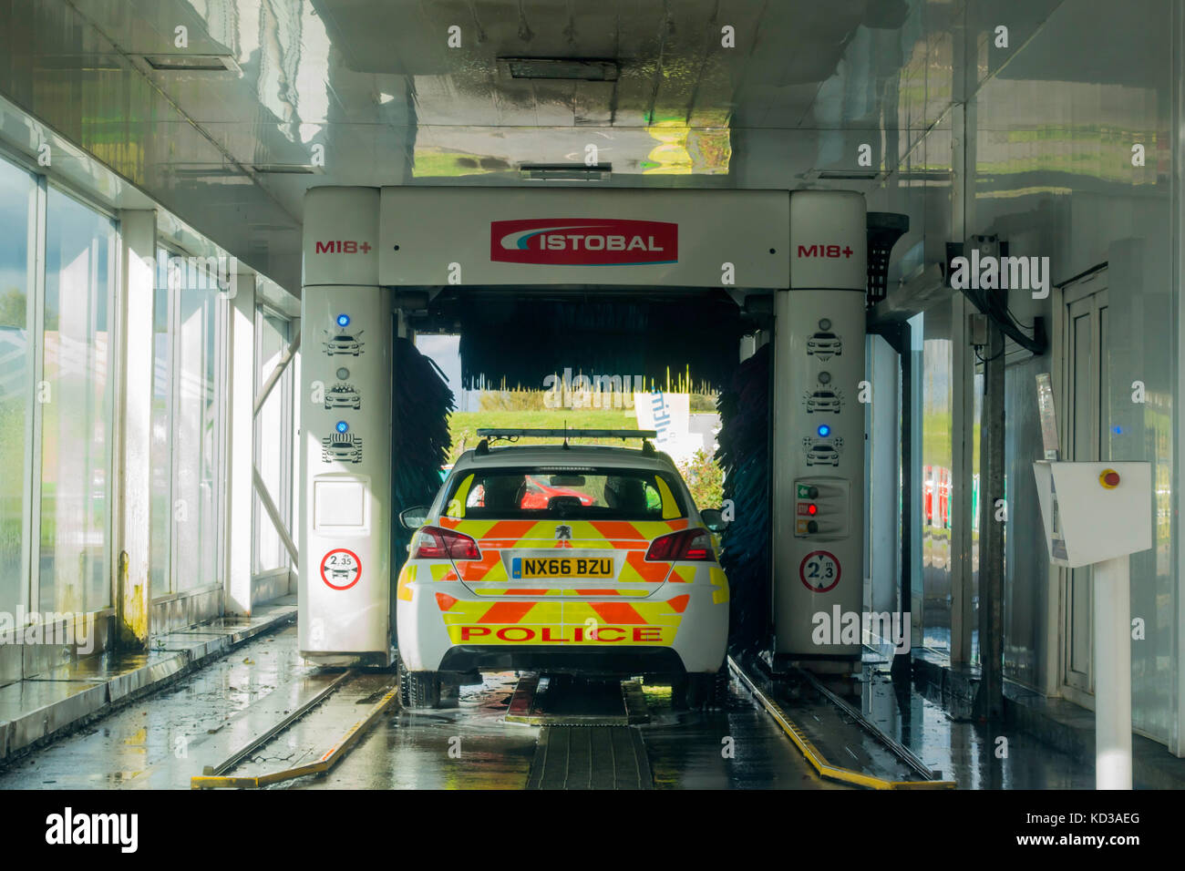 Una pattuglia di polizia di essere puliti in una stazione di lavaggio automatico. Foto Stock