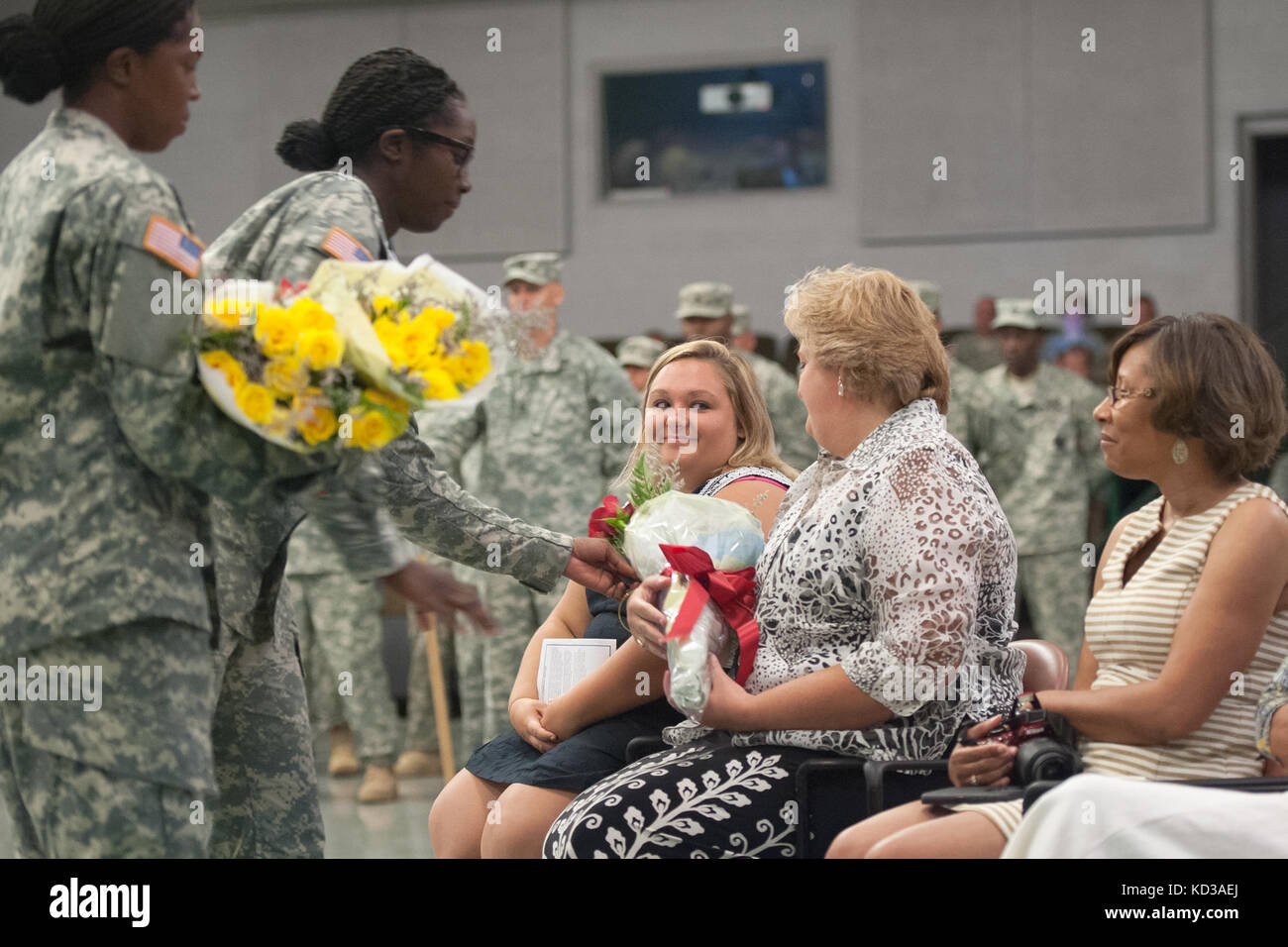 La s.c. esercito nazionale Guard 218th del reggimento di leadership ha tenuto il suo cambiamento di cerimonia di comando aug. 1, 2015, a mccrady training center, eastover, s.c., per onorare il comandante uscente, l'esercito degli Stati uniti col. James r. finley e comandante in entrata, l'esercito degli Stati Uniti lt. col. renita l. berry. lt. col. berry distinto 28 anni di carriera militare include le distribuzioni a supporto delle operazioni di protezione comune, la Bosnia e il funzionamento misto, custode del Kosovo. (L'esercito degli Stati Uniti Guardia nazionale foto di Sgt. brian calhoun/rilasciato) Foto Stock