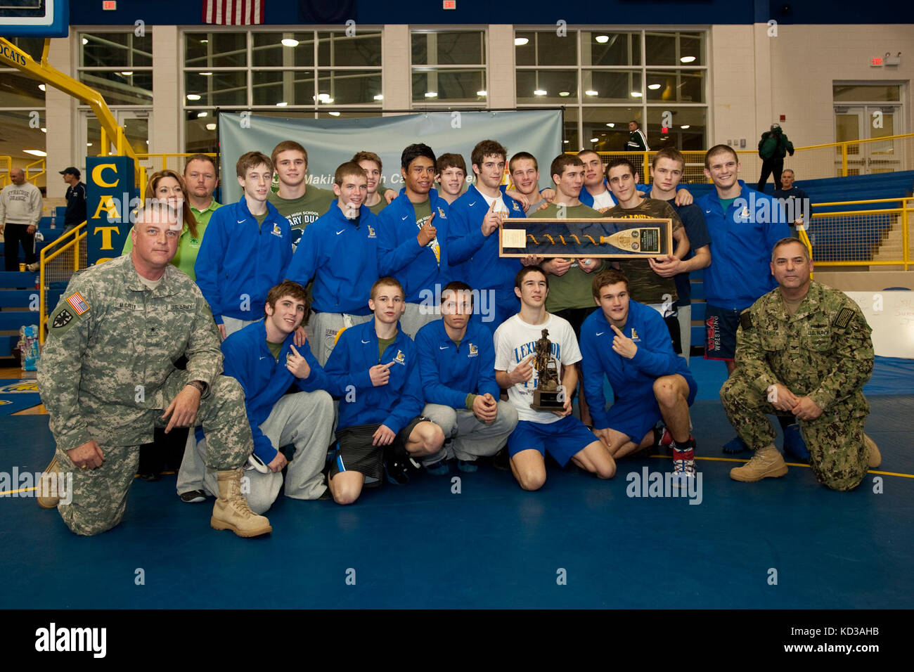 La squadra al primo posto del trofeo è stato assegnato alla lexington high school, il trofeo è un remo, che era stato presentato dalla Marina degli Stati Uniti. Il 2013 gemellati militare svoltasi a lexington high school, Lexington s.c., gennaio 5, 2013, è un torneo di wrestling principalmente sponsorizzato dalla marina degli Stati Uniti e la s.c. carolina la guardia nazionale per contribuire a promuovere la leadership e la sportività attraverso lo sport. (Guardia nazionale foto di staff sgt. jorge intriago/rilasciato) Foto Stock