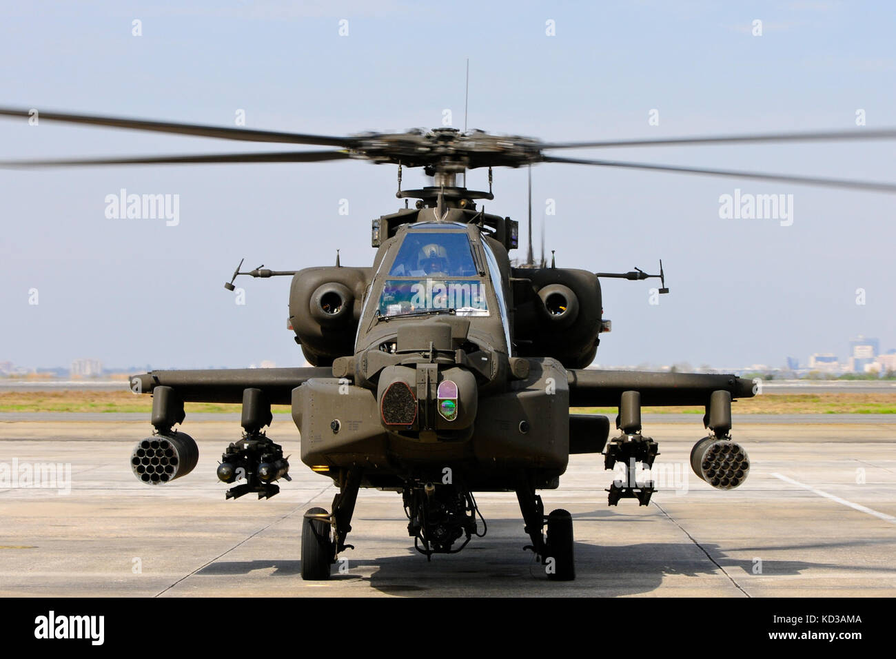 Un esercito degli Stati Uniti AH-64D Apaches assegnato al Battaglione di ricognizione attacco 151, South Carolina Army National Guard, si prepara per il decollo alla base aerea navale di Jacksonville, Fla., 11 marzo 2014. Gli Apach sono a Jacksonville per allenarsi con lo Squadrone sottomarino 11 della Marina militare degli Stati Uniti, in lotta contro la superficie e la ricerca e il salvataggio di combattimento. (STATI UNITI Air National Guard foto di Tech. SGT. Jorge Intriago/rilasciato) Foto Stock