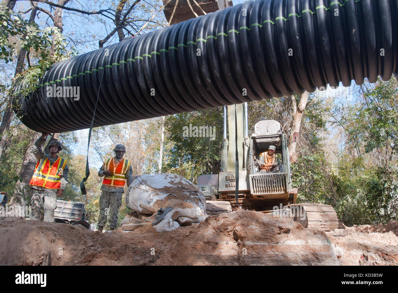 Ingegneri dell'1221st engineering company da graniteville, s.c., insieme con il supporto dal 125th multi ruolo società ponte da abbeville, s.c., lavoro per sostituire un lavato fuori canale sotterraneo su lexington County road a Gilbert, s.c. oct. 24, 2015. soldati con la s.c. esercito guardia nazionale di continuare a fornire un sostegno diretto alle inondazioni e di ripristino di emergenza di riparazioni su strada come risultato delle recenti inondazioni. La Carolina del Sud la guardia nazionale collabora con federali, statali e locali di gestione delle emergenze le agenzie e i soccorritori. (L'esercito degli Stati Uniti Guardia nazionale foto di Sgt. brian calhoun/rilasciato) Foto Stock