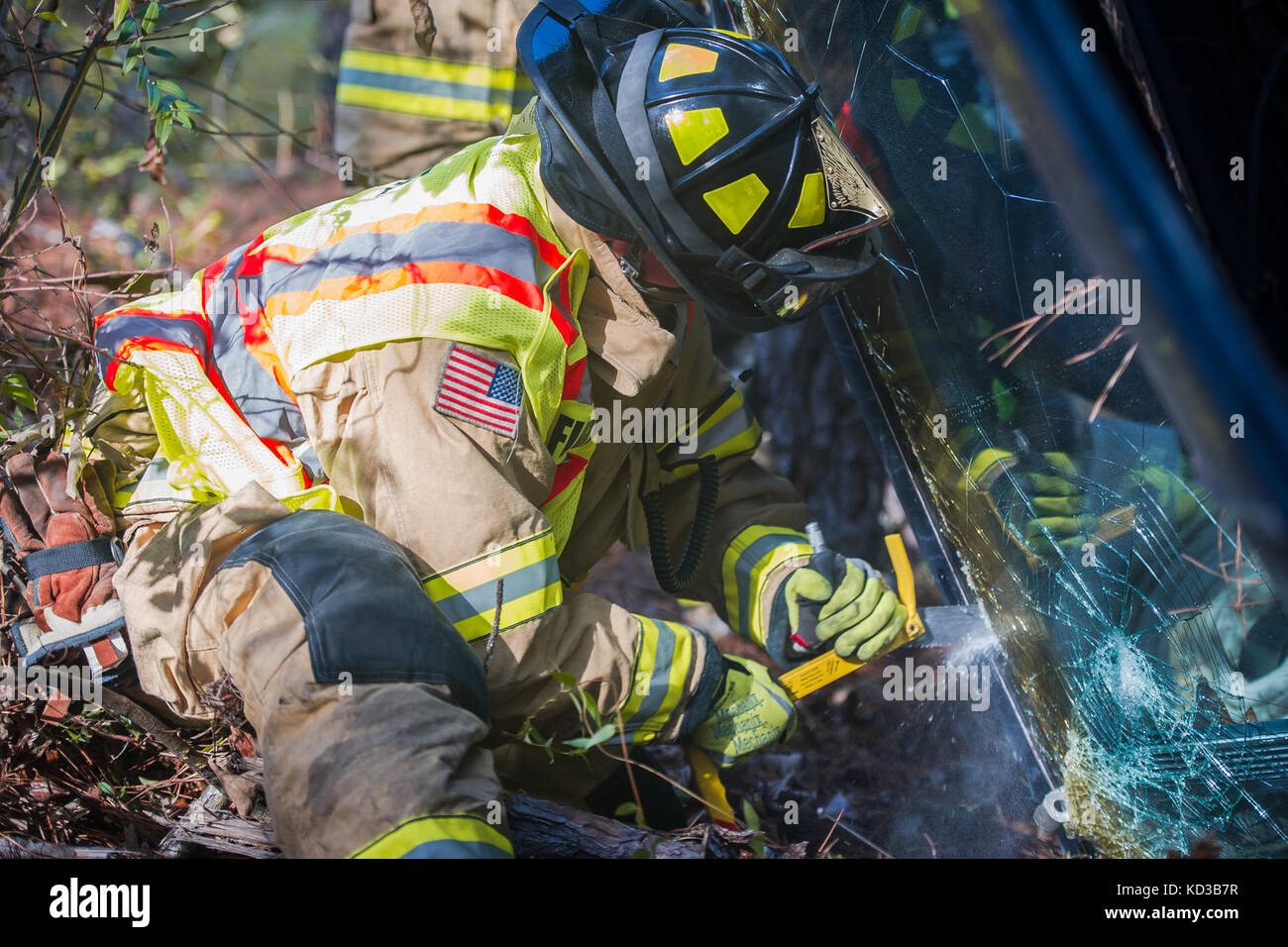 Un esercito di s.c. guardia nazionale vigile del fuoco dei tagli attraverso il parabrezza di un veicolo rovescia arrivando a una simulazione di incidente scena come parte della loro estrazione automatica esercitare all'mccrady training center vicino eastover, s.c., 15 novembre 2015. i vigili del fuoco del 264th, 266th, 267e 268mo ingegnere distacchi ha risposto a una varietà di scenari di addestramento nel corso del trapano weekend in cui i passeggeri dove intrappolato all'interno di un veicolo capovolto. (L'esercito degli Stati Uniti Guardia nazionale foto di Sgt. brian calhoun, 108th affari pubblici det/rilasciato) Foto Stock