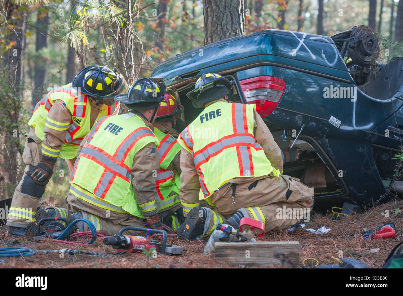 S.c. esercito guardia nazionale vigili del fuoco entra attraverso il tronco di un veicolo rovescia arrivando a una simulazione di incidente scena come parte della loro estrazione automatica esercitare all'mccrady training center vicino eastover, s.c., 15 novembre 2015. i vigili del fuoco del 264th, 266th, 267e 268mo ingegnere distacchi ha risposto a una varietà di scenari di addestramento nel corso del trapano weekend in cui i passeggeri dove intrappolato all'interno di un veicolo capovolto. (L'esercito degli Stati Uniti Guardia nazionale foto di Sgt. brian calhoun, 108th affari pubblici det/rilasciato) Foto Stock