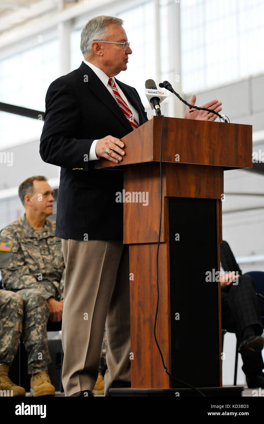 Greenville County council stati brig. gen. (Ret.) butch kirven, parla ai visitatori prima del taglio del nastro cerimoniale durante l'apertura ufficiale del nuovissimo Carolina del Sud Army aviazione struttura di supporto al campo di Donaldson, Greenville, s.c., feb. 19, 2014. Unendo kirven sono maj. gen. lester eisner, Vice aiutante generale per la Carolina del Sud esercito nazionale guardia, Carolina del Sud e membro del Congresso degli Stati Uniti trey gowdy, Carolina del Sud u.s. sen. lindsey Graham e il dr. keith Miller, presidente di greenville technical college. La s.c. guardia nazionale, in collaborazione con greenville technical college Foto Stock