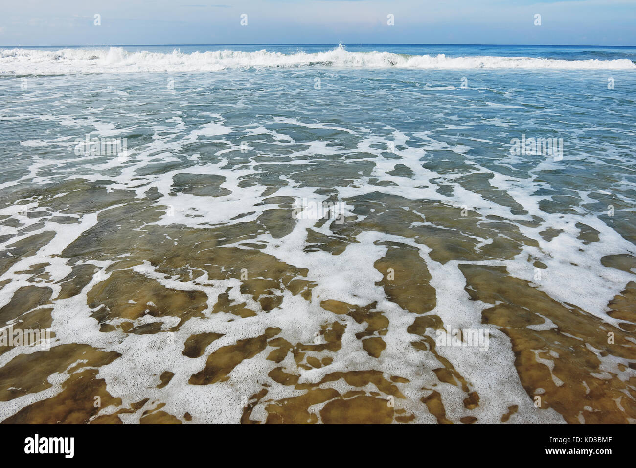 Oceano indiano in calmo con piccole onde e schiuma di molti Foto Stock