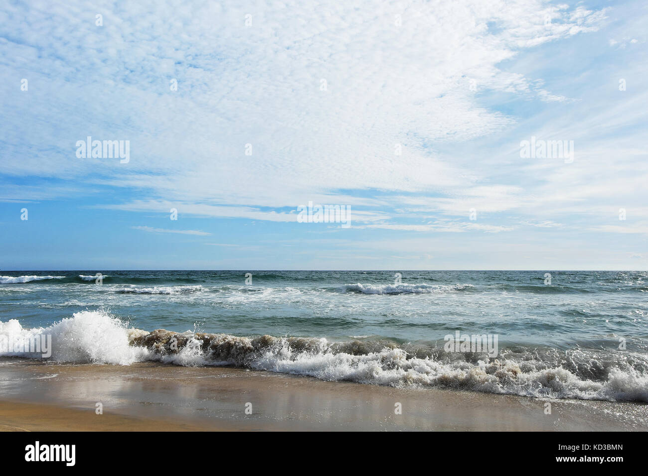 Oceano indiano in calma tempo soleggiato con piccole onde e nuvole Foto Stock