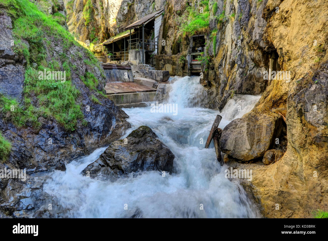 Cascata di Zammer Lochputz e centrale idroelettrica, famosa per la ninfa mitologica Foto Stock