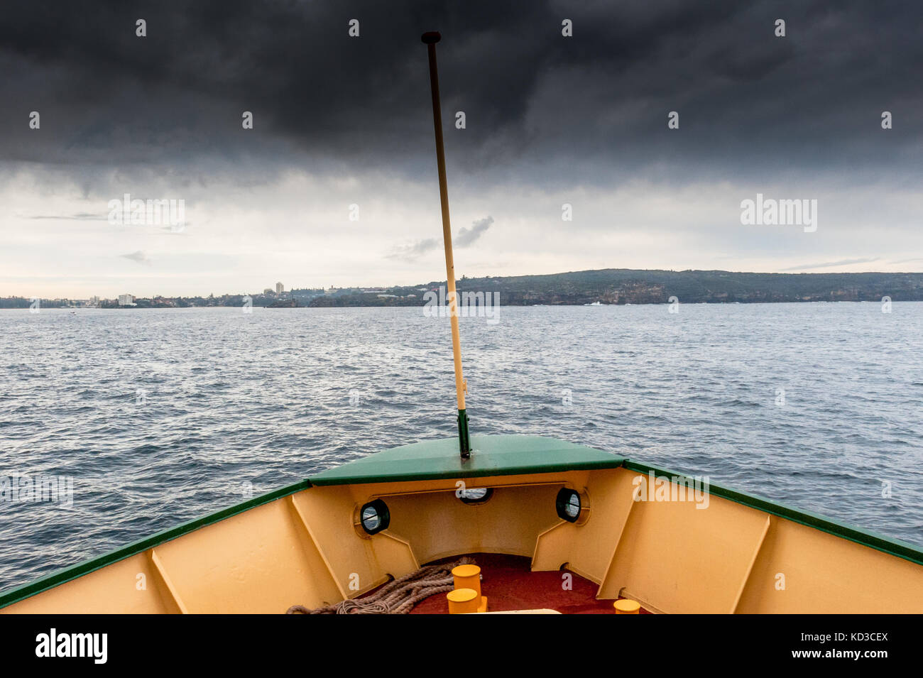 Il traghetto dal porto di Sydney Australia Nuovo Galles del Sud fa il suo modo di manly su un pomeriggio burrascoso. Foto Stock