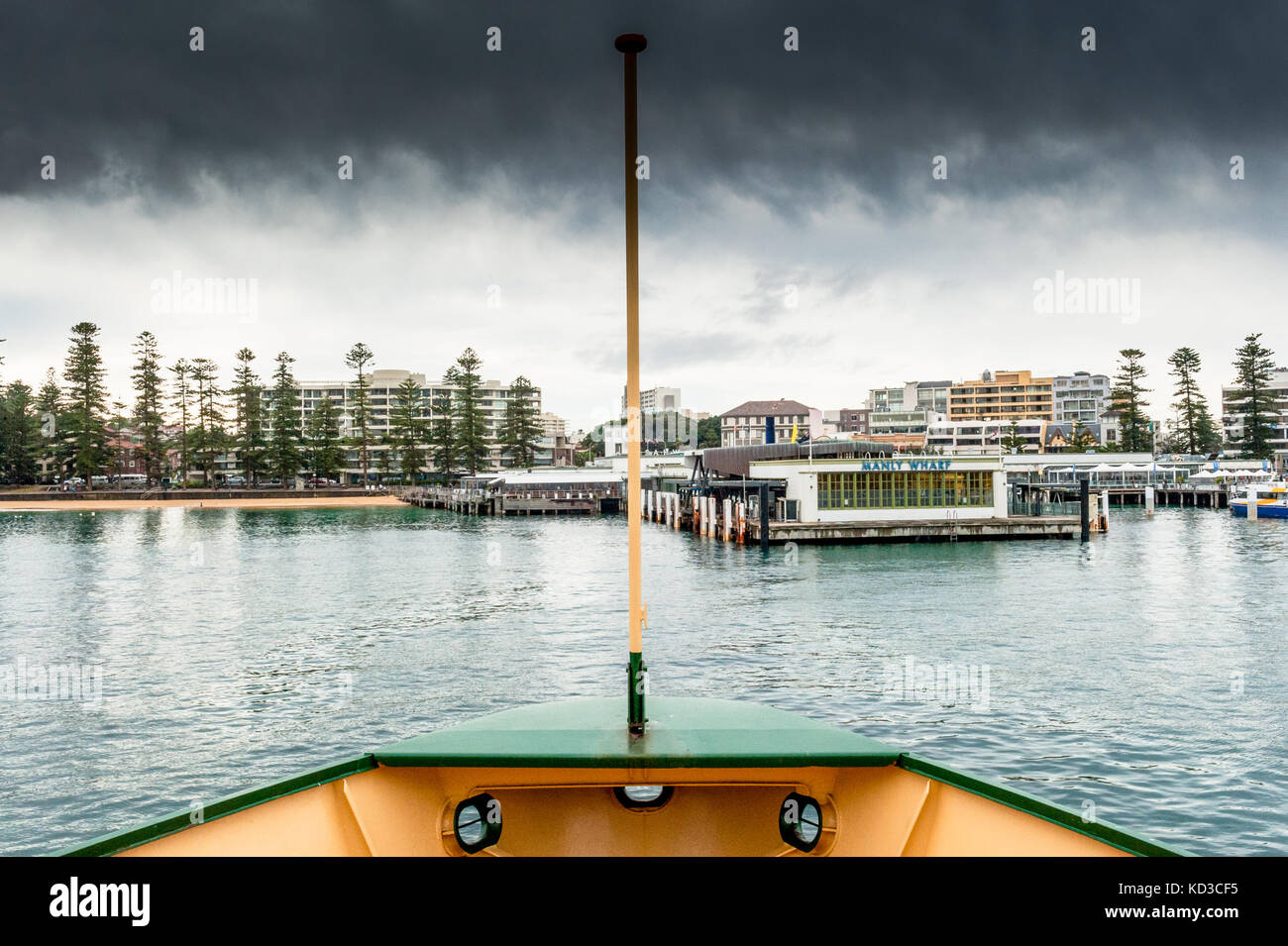 Il manly il traghetto dal porto di Sydney tira in porta di manly su un burrascoso nuvoloso giorno. Foto Stock