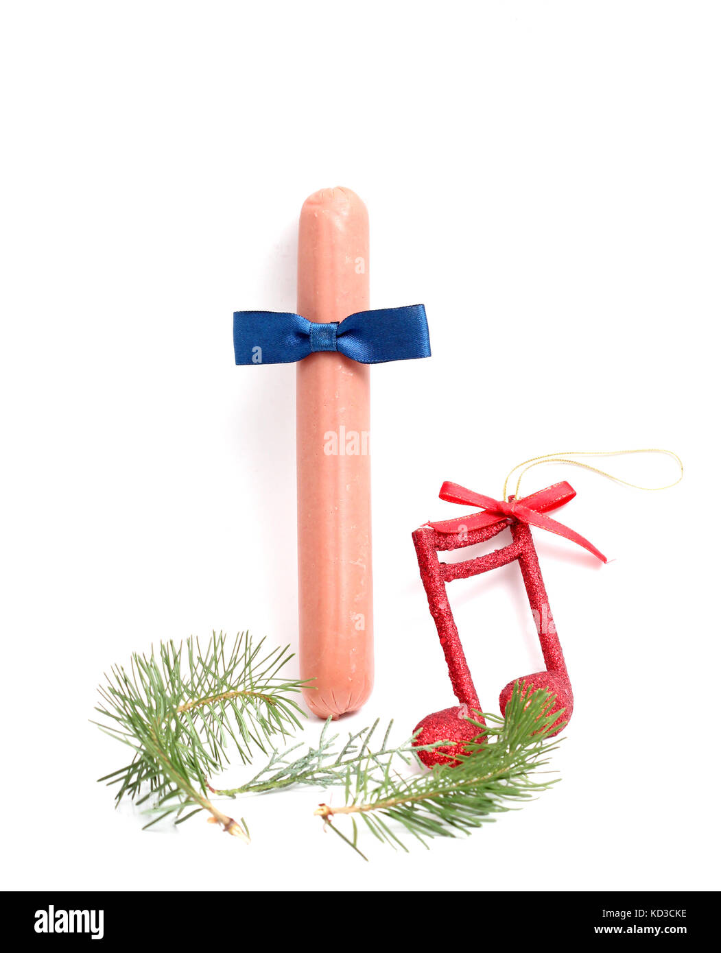 Immagine di una salsiccia con il filtro bow tie ,note musicali , ramoscello di pino, funny ,anno nuovo bigliettino,.Decorazioni di Natale Foto Stock
