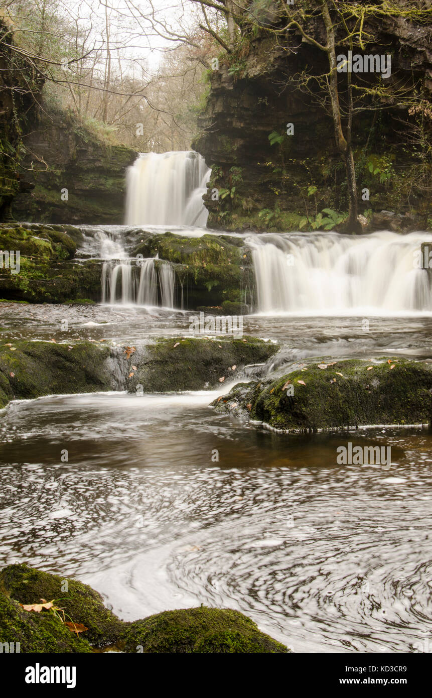 Camminano sentieri in Brecon Beacons cascata paese Foto Stock