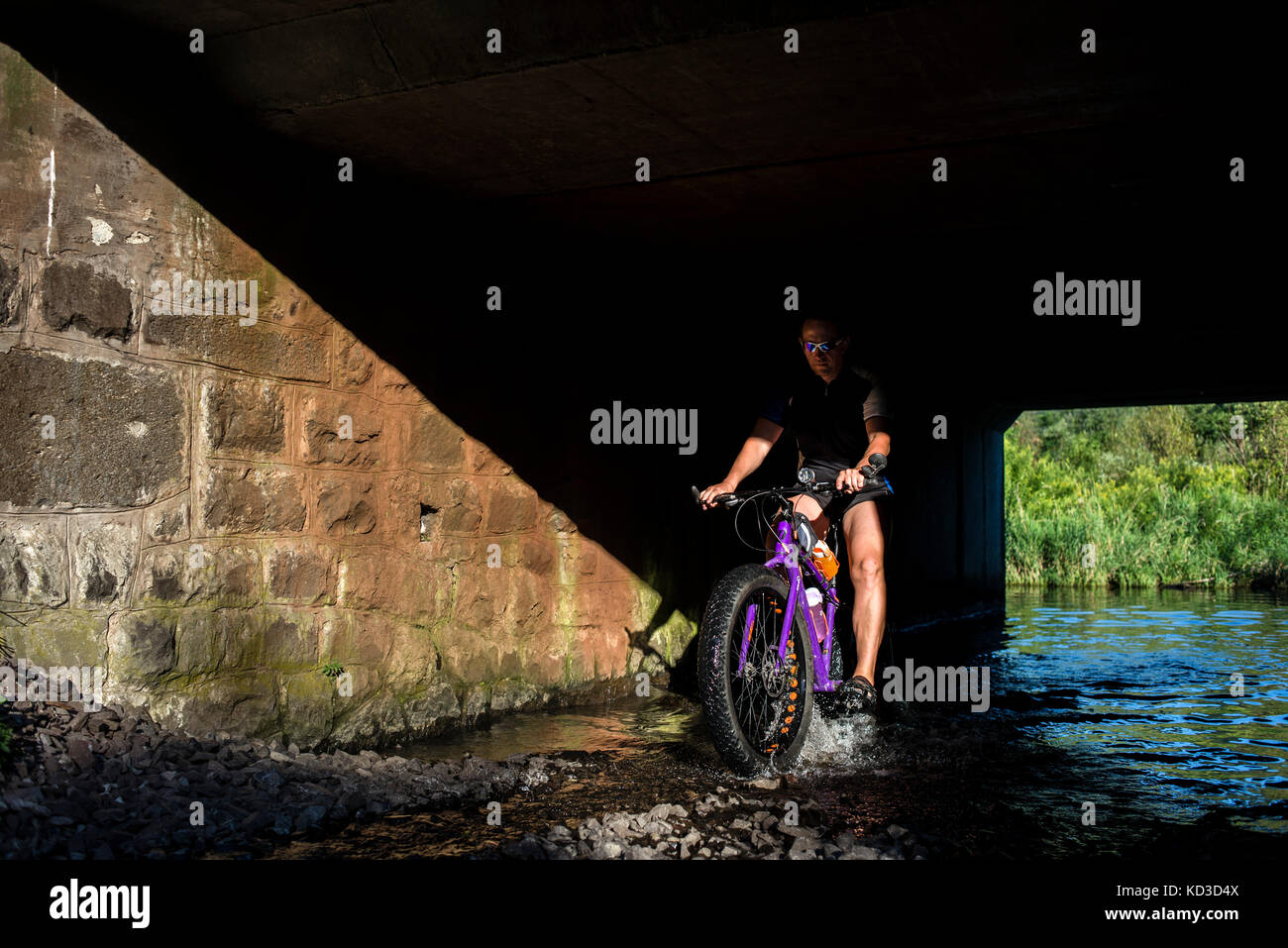I partecipanti del Campo annuale di costruttori di biciclette durante il bike rally nelle montagne dei Carpazi e Transcarpathia, Ucraina il 1° - 11 August, 2017. I partecipanti hanno preso parte al rally sulla loro auto-costruito veicoli. Ci sono stati 8 partecipanti nel campo compresi i rappresentanti della Repubblica occupato di Crimea di quest'anno. Foto Stock