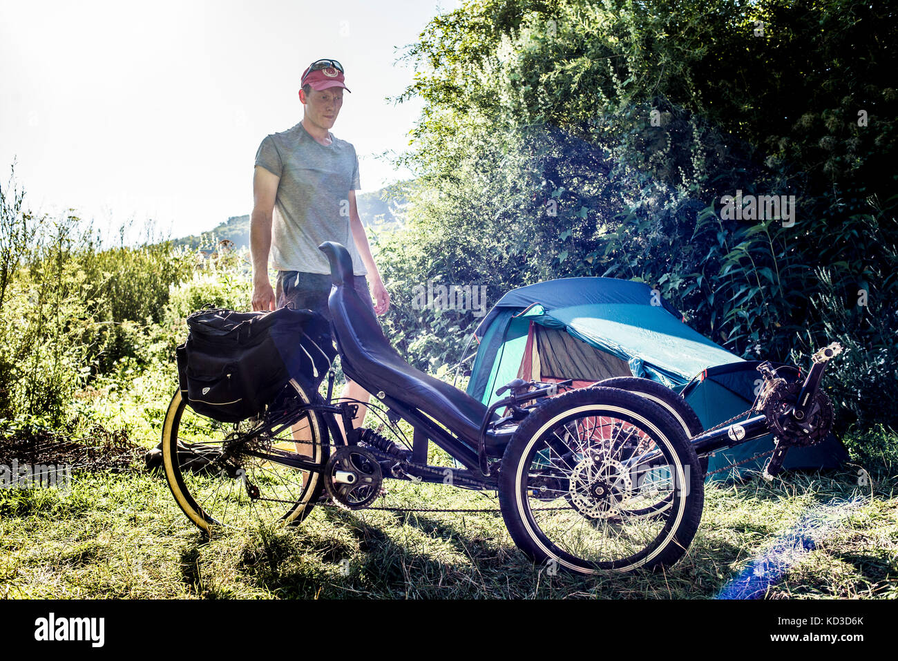 I partecipanti del Campo annuale di costruttori di biciclette durante il bike rally nelle montagne dei Carpazi e Transcarpathia, Ucraina il 1° - 11 August, 2017. I partecipanti hanno preso parte al rally sulla loro auto-costruito veicoli. Ci sono stati 8 partecipanti nel campo compresi i rappresentanti della Repubblica occupato di Crimea di quest'anno. Foto Stock