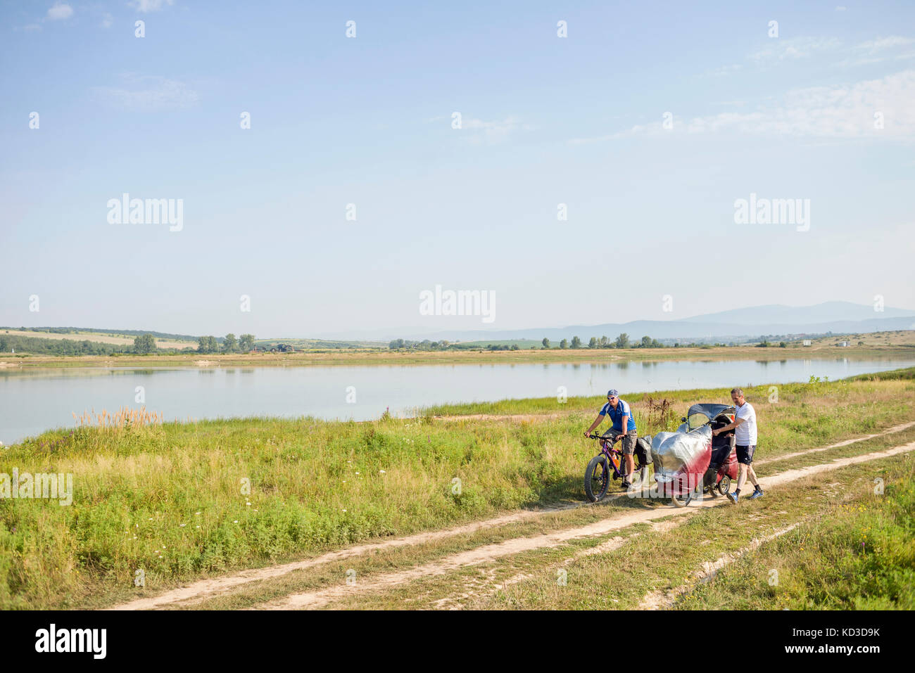 I partecipanti del Campo annuale di costruttori di biciclette durante il bike rally nelle montagne dei Carpazi e transcarpathia, Ucraina il 1° - 11 agosto, 2017. I partecipanti hanno preso parte al rally sulla loro auto-costruito veicoli. C'erano 8 i partecipanti nel campo compresi i rappresentanti della repubblica occupato di Crimea di quest'anno. Foto Stock