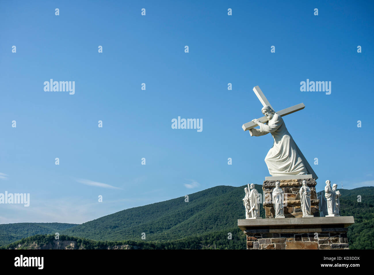 Statua di Gesù che porta la croce, Khust, Zakarpattia, Oblast di Ucraina Foto Stock