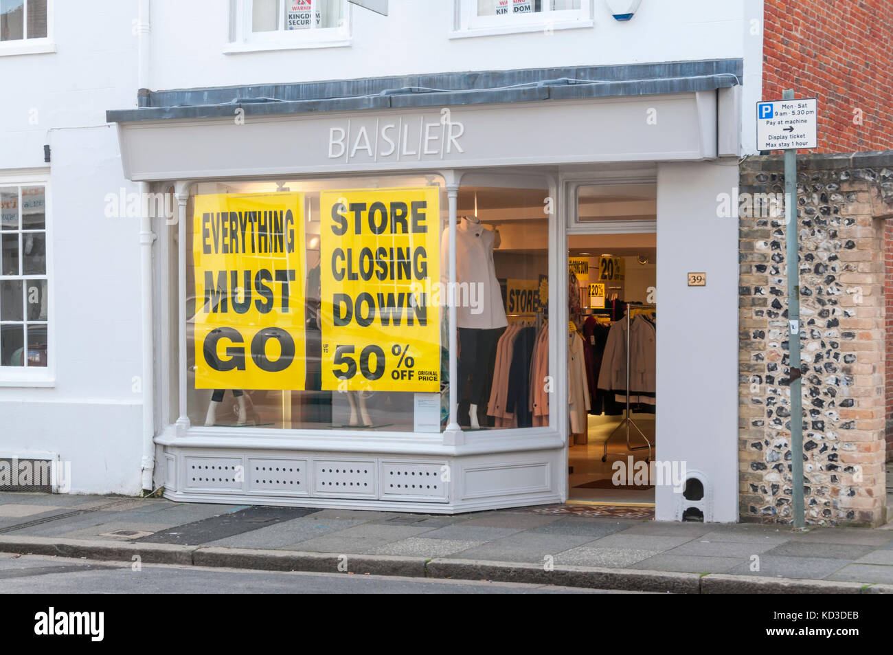 Ramo di Basler abbigliamento donna shop in Chichester avente una chiusura di vendita. Foto Stock