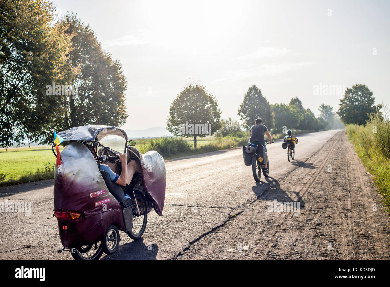 I partecipanti del Campo annuale di costruttori di biciclette durante il bike rally nelle montagne dei Carpazi e transcarpathia, Ucraina il 1° - 11 agosto, 2017. I partecipanti hanno preso parte al rally sulla loro auto-costruito veicoli. C'erano 8 i partecipanti nel campo compresi i rappresentanti della repubblica occupato di Crimea di quest'anno. Foto Stock