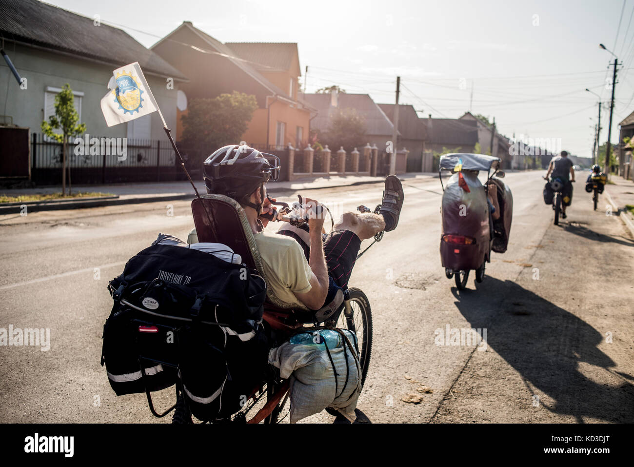 I partecipanti del Campo annuale di costruttori di biciclette durante il bike rally nelle montagne dei Carpazi e transcarpathia, Ucraina il 1° - 11 agosto, 2017. I partecipanti hanno preso parte al rally sulla loro auto-costruito veicoli. C'erano 8 i partecipanti nel campo compresi i rappresentanti della repubblica occupato di Crimea di quest'anno. Foto Stock